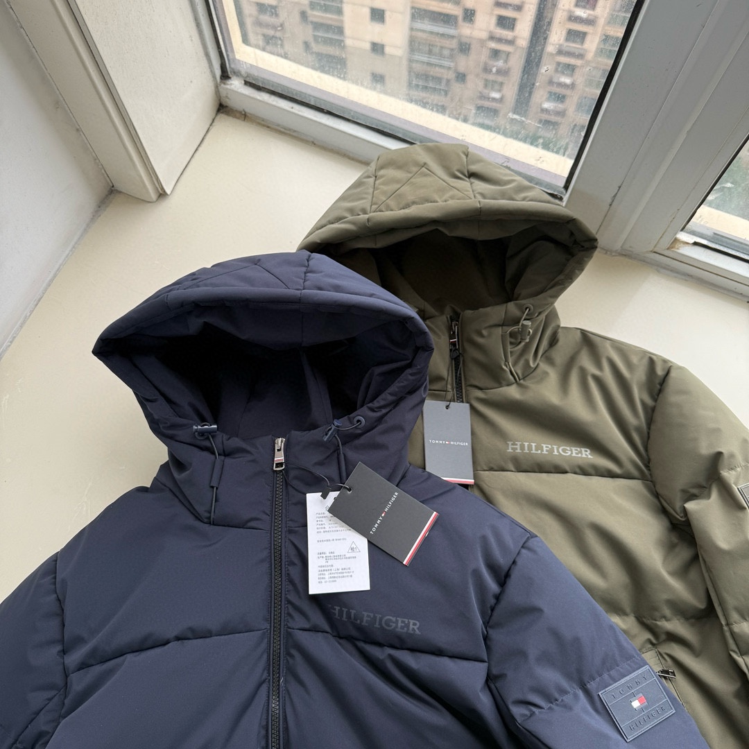 供P495 顶级鹅绒原单来袭，冬季新品TOMMY汤米男士连帽防风防水羽绒服。简约大气的上身效果，轻熟优雅，简洁而不单调的一件羽绒服。作为正单出货，一切细节 品质把控 无可挑剔，随意对比验证，三标齐全，一件自留 送人都是非常有档次的羽绒服，毕竟门店同款在售2000+。
休闲连帽款式 日常上身好驾驭，足够您胜任各种场合，非常耐看 易搭配的一件羽绒服，略微修身裁剪版型，上身不显臃肿，加厚保暖充绒，三层内胆绒布，杜绝溢绒钻绒问题。
五金全部客供定制，防风门禁按扣开合，内拉链闭合，抵御风寒入侵，持久保持内部温度，舒适有型散口袖口，搭配两粒扣可调节设计，斜插口袋 按扣闭合，存放物品更安全。衣袖标志性镶嵌硅胶压印LOGO，低调有内涵，平淡中散发气质。
客供定制防水轻盈面料，柔和抗皱，超强防风防水性能。国际标准90%鹅绒填充，国内任何地区，冬季御寒足够应付。
颜色：藏青 军绿色
 尺码:S-2XL