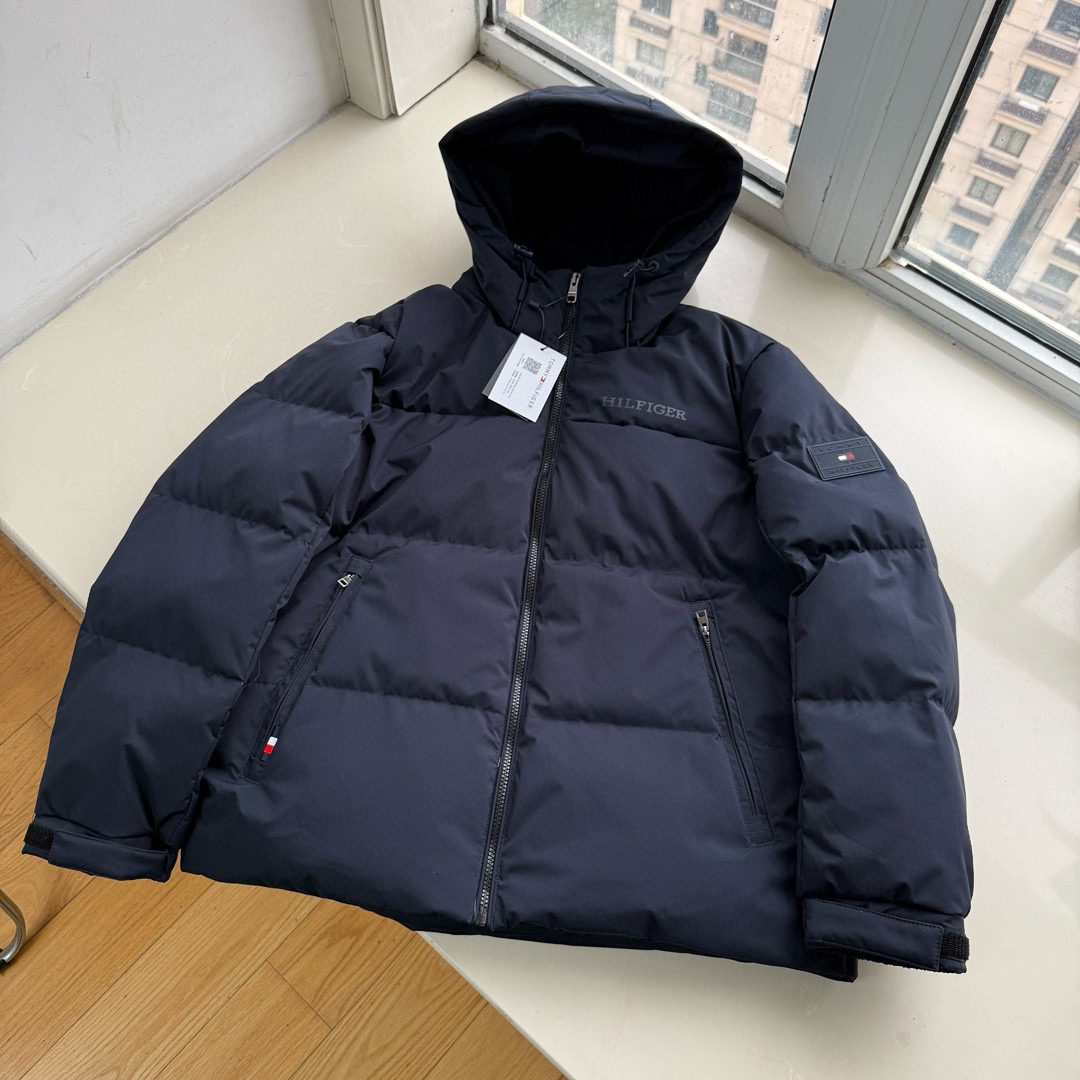 供P495 顶级鹅绒原单来袭，冬季新品TOMMY汤米男士连帽防风防水羽绒服。简约大气的上身效果，轻熟优雅，简洁而不单调的一件羽绒服。作为正单出货，一切细节 品质把控 无可挑剔，随意对比验证，三标齐全，一件自留 送人都是非常有档次的羽绒服，毕竟门店同款在售2000+。
休闲连帽款式 日常上身好驾驭，足够您胜任各种场合，非常耐看 易搭配的一件羽绒服，略微修身裁剪版型，上身不显臃肿，加厚保暖充绒，三层内胆绒布，杜绝溢绒钻绒问题。
五金全部客供定制，防风门禁按扣开合，内拉链闭合，抵御风寒入侵，持久保持内部温度，舒适有型散口袖口，搭配两粒扣可调节设计，斜插口袋 按扣闭合，存放物品更安全。衣袖标志性镶嵌硅胶压印LOGO，低调有内涵，平淡中散发气质。
客供定制防水轻盈面料，柔和抗皱，超强防风防水性能。国际标准90%鹅绒填充，国内任何地区，冬季御寒足够应付。
颜色：藏青 军绿色
 尺码:S-2XL