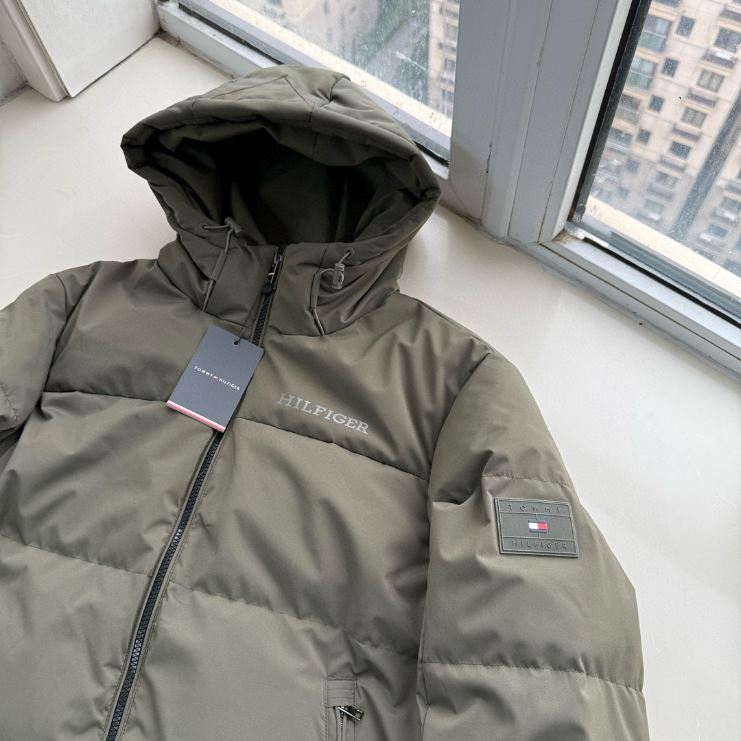 供P495 顶级鹅绒原单来袭，冬季新品TOMMY汤米男士连帽防风防水羽绒服。简约大气的上身效果，轻熟优雅，简洁而不单调的一件羽绒服。作为正单出货，一切细节 品质把控 无可挑剔，随意对比验证，三标齐全，一件自留 送人都是非常有档次的羽绒服，毕竟门店同款在售2000+。
休闲连帽款式 日常上身好驾驭，足够您胜任各种场合，非常耐看 易搭配的一件羽绒服，略微修身裁剪版型，上身不显臃肿，加厚保暖充绒，三层内胆绒布，杜绝溢绒钻绒问题。
五金全部客供定制，防风门禁按扣开合，内拉链闭合，抵御风寒入侵，持久保持内部温度，舒适有型散口袖口，搭配两粒扣可调节设计，斜插口袋 按扣闭合，存放物品更安全。衣袖标志性镶嵌硅胶压印LOGO，低调有内涵，平淡中散发气质。
客供定制防水轻盈面料，柔和抗皱，超强防风防水性能。国际标准90%鹅绒填充，国内任何地区，冬季御寒足够应付。
颜色：藏青 军绿色
 尺码:S-2XL