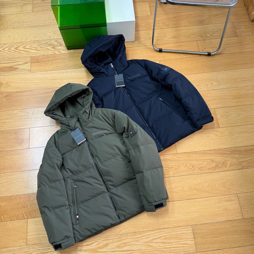 供P495 顶级鹅绒原单来袭，冬季新品TOMMY汤米男士连帽防风防水羽绒服。简约大气的上身效果，轻熟优雅，简洁而不单调的一件羽绒服。作为正单出货，一切细节 品质把控 无可挑剔，随意对比验证，三标齐全，一件自留 送人都是非常有档次的羽绒服，毕竟门店同款在售2000+。
休闲连帽款式 日常上身好驾驭，足够您胜任各种场合，非常耐看 易搭配的一件羽绒服，略微修身裁剪版型，上身不显臃肿，加厚保暖充绒，三层内胆绒布，杜绝溢绒钻绒问题。
五金全部客供定制，防风门禁按扣开合，内拉链闭合，抵御风寒入侵，持久保持内部温度，舒适有型散口袖口，搭配两粒扣可调节设计，斜插口袋 按扣闭合，存放物品更安全。衣袖标志性镶嵌硅胶压印LOGO，低调有内涵，平淡中散发气质。
客供定制防水轻盈面料，柔和抗皱，超强防风防水性能。国际标准90%鹅绒填充，国内任何地区，冬季御寒足够应付。
颜色：藏青 军绿色
 尺码:S-2XL