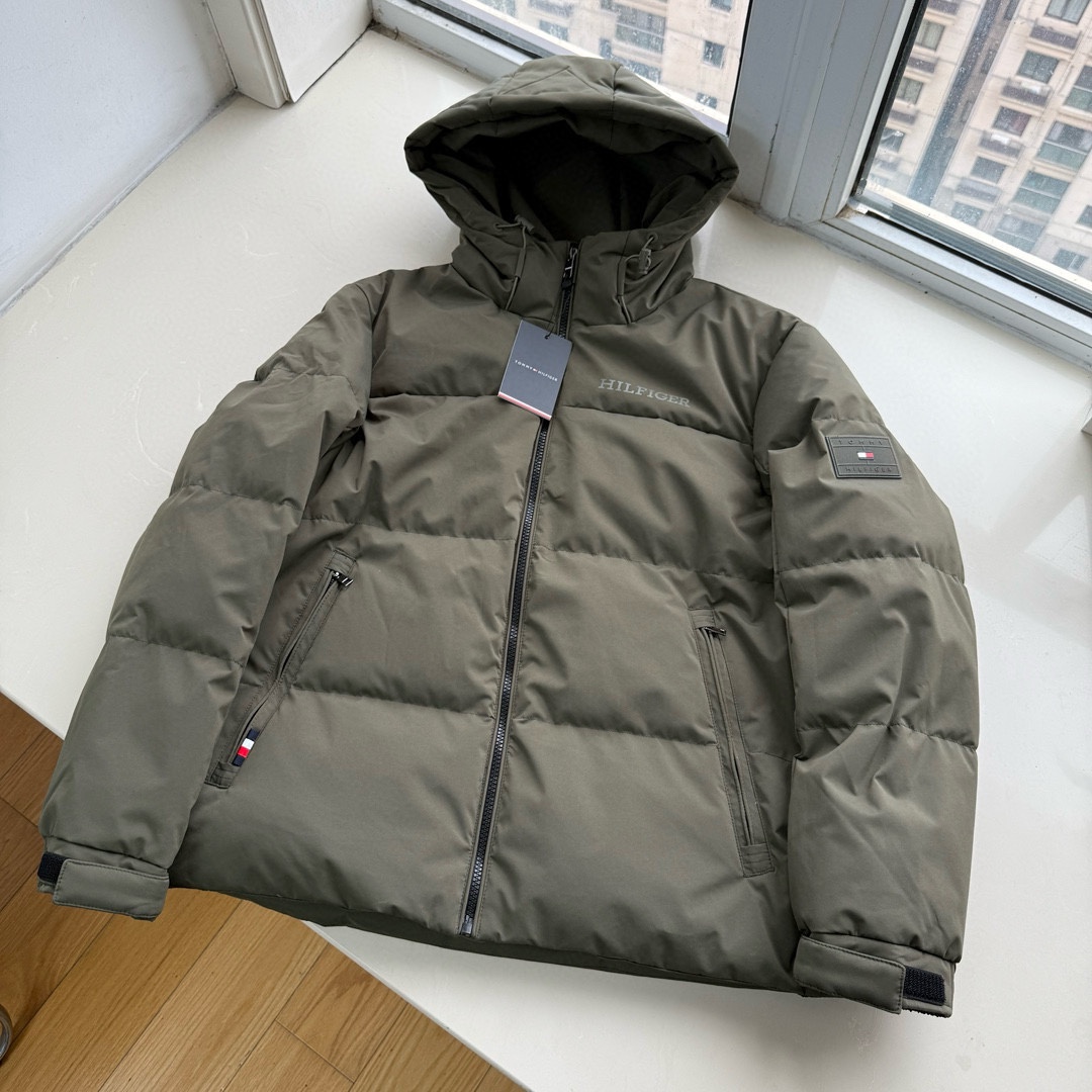 供P495 顶级鹅绒原单来袭，冬季新品TOMMY汤米男士连帽防风防水羽绒服。简约大气的上身效果，轻熟优雅，简洁而不单调的一件羽绒服。作为正单出货，一切细节 品质把控 无可挑剔，随意对比验证，三标齐全，一件自留 送人都是非常有档次的羽绒服，毕竟门店同款在售2000+。
休闲连帽款式 日常上身好驾驭，足够您胜任各种场合，非常耐看 易搭配的一件羽绒服，略微修身裁剪版型，上身不显臃肿，加厚保暖充绒，三层内胆绒布，杜绝溢绒钻绒问题。
五金全部客供定制，防风门禁按扣开合，内拉链闭合，抵御风寒入侵，持久保持内部温度，舒适有型散口袖口，搭配两粒扣可调节设计，斜插口袋 按扣闭合，存放物品更安全。衣袖标志性镶嵌硅胶压印LOGO，低调有内涵，平淡中散发气质。
客供定制防水轻盈面料，柔和抗皱，超强防风防水性能。国际标准90%鹅绒填充，国内任何地区，冬季御寒足够应付。
颜色：藏青 军绿色
 尺码:S-2XL
