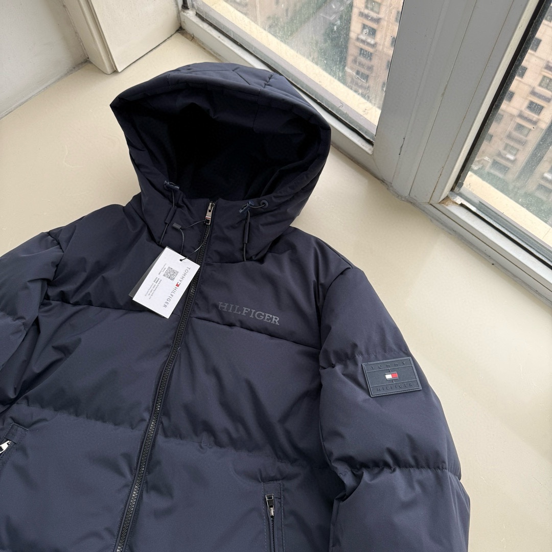 供P495 顶级鹅绒原单来袭，冬季新品TOMMY汤米男士连帽防风防水羽绒服。简约大气的上身效果，轻熟优雅，简洁而不单调的一件羽绒服。作为正单出货，一切细节 品质把控 无可挑剔，随意对比验证，三标齐全，一件自留 送人都是非常有档次的羽绒服，毕竟门店同款在售2000+。
休闲连帽款式 日常上身好驾驭，足够您胜任各种场合，非常耐看 易搭配的一件羽绒服，略微修身裁剪版型，上身不显臃肿，加厚保暖充绒，三层内胆绒布，杜绝溢绒钻绒问题。
五金全部客供定制，防风门禁按扣开合，内拉链闭合，抵御风寒入侵，持久保持内部温度，舒适有型散口袖口，搭配两粒扣可调节设计，斜插口袋 按扣闭合，存放物品更安全。衣袖标志性镶嵌硅胶压印LOGO，低调有内涵，平淡中散发气质。
客供定制防水轻盈面料，柔和抗皱，超强防风防水性能。国际标准90%鹅绒填充，国内任何地区，冬季御寒足够应付。
颜色：藏青 军绿色
 尺码:S-2XL