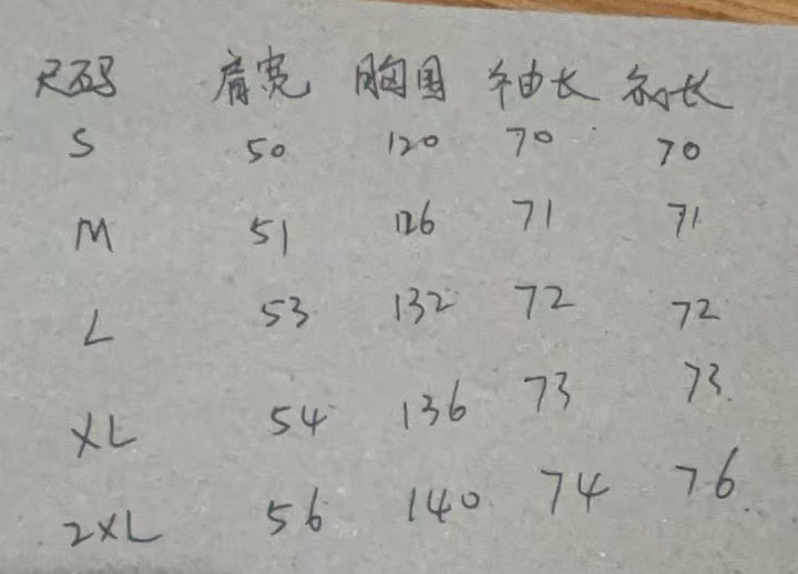 供P495 顶级鹅绒原单来袭，冬季新品TOMMY汤米男士连帽防风防水羽绒服。简约大气的上身效果，轻熟优雅，简洁而不单调的一件羽绒服。作为正单出货，一切细节 品质把控 无可挑剔，随意对比验证，三标齐全，一件自留 送人都是非常有档次的羽绒服，毕竟门店同款在售2000+。
休闲连帽款式 日常上身好驾驭，足够您胜任各种场合，非常耐看 易搭配的一件羽绒服，略微修身裁剪版型，上身不显臃肿，加厚保暖充绒，三层内胆绒布，杜绝溢绒钻绒问题。
五金全部客供定制，防风门禁按扣开合，内拉链闭合，抵御风寒入侵，持久保持内部温度，舒适有型散口袖口，搭配两粒扣可调节设计，斜插口袋 按扣闭合，存放物品更安全。衣袖标志性镶嵌硅胶压印LOGO，低调有内涵，平淡中散发气质。
客供定制防水轻盈面料，柔和抗皱，超强防风防水性能。国际标准90%鹅绒填充，国内任何地区，冬季御寒足够应付。
颜色：藏青 军绿色
 尺码:S-2XL