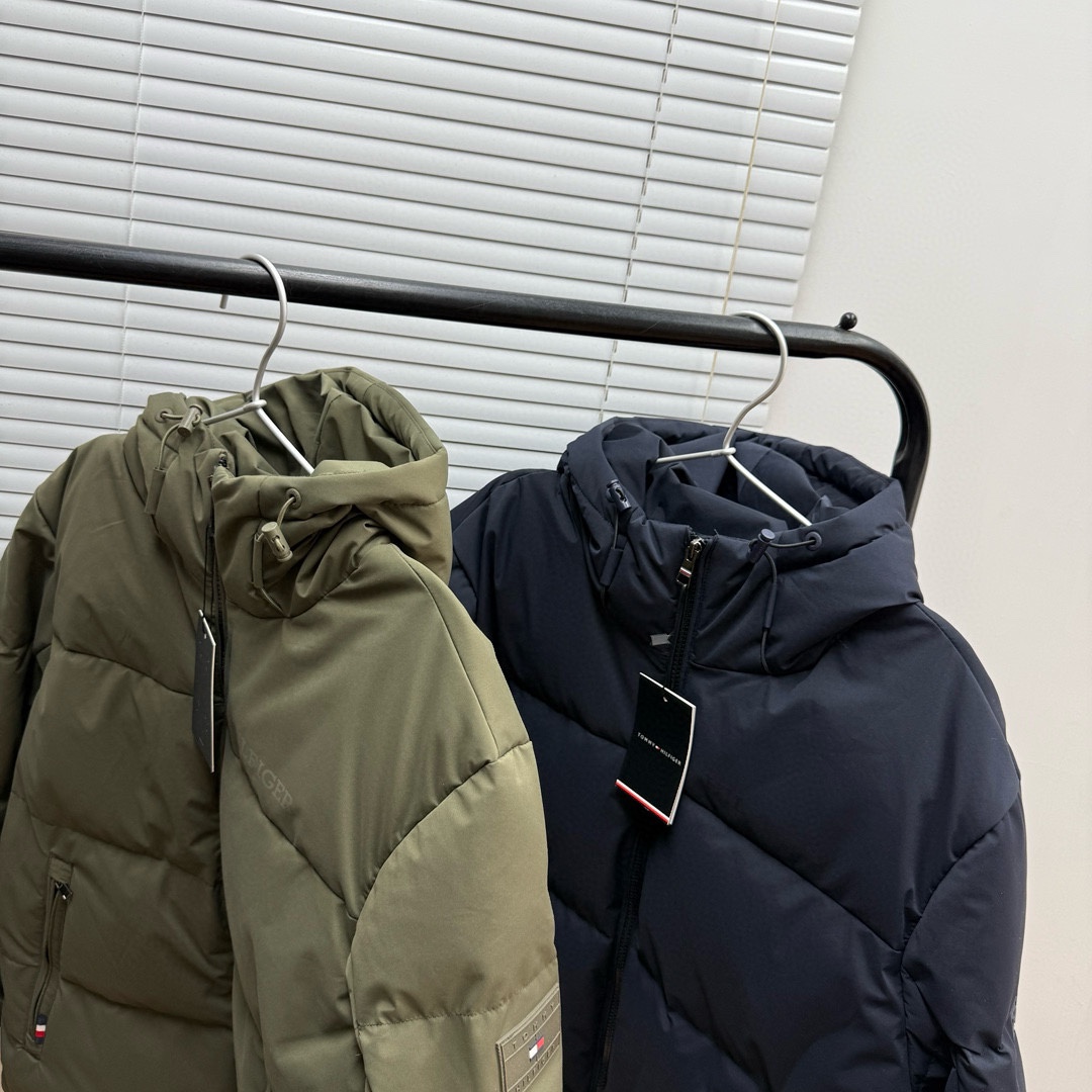 供P495 顶级鹅绒原单来袭，冬季新品TOMMY汤米男士连帽防风防水羽绒服。简约大气的上身效果，轻熟优雅，简洁而不单调的一件羽绒服。作为正单出货，一切细节 品质把控 无可挑剔，随意对比验证，三标齐全，一件自留 送人都是非常有档次的羽绒服，毕竟门店同款在售2000+。
休闲连帽款式 日常上身好驾驭，足够您胜任各种场合，非常耐看 易搭配的一件羽绒服，略微修身裁剪版型，上身不显臃肿，加厚保暖充绒，三层内胆绒布，杜绝溢绒钻绒问题。
五金全部客供定制，防风门禁按扣开合，内拉链闭合，抵御风寒入侵，持久保持内部温度，舒适有型散口袖口，搭配两粒扣可调节设计，斜插口袋 按扣闭合，存放物品更安全。衣袖标志性镶嵌硅胶压印LOGO，低调有内涵，平淡中散发气质。
客供定制防水轻盈面料，柔和抗皱，超强防风防水性能。国际标准90%鹅绒填充，国内任何地区，冬季御寒足够应付。
颜色：藏青 军绿色
 尺码:S-2XL