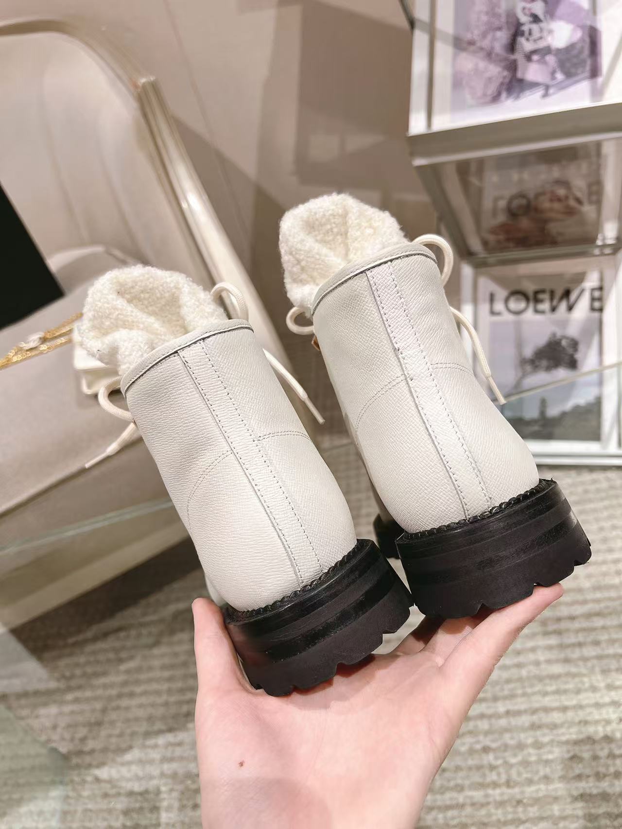 NO:543851,* | Exquisite dual C hardware!  Original plate one to one upper; imported calfskin inner lining; silk sheepskin footrest; silk sheepskin outsole; Italian genuine leather with glue anti-slip combination sole Sole height; 3cm size; 35-390 customized 34-40-41-42 Original counter full set of luxury packaging, boots, boots, cowhide, sheepskin19860909* | 精致双C登上五金！原板一比一 鞋面；进口小牛皮 内里；丝绸羊皮 垫脚；丝绸羊皮 大底；意大利真皮配像胶防滑组合底 底高；3cm 码数；35-390订做34-40-41-42 原版专柜全套豪华包装,靴子,boots,cowhide,sheepskin,Women's Shoes