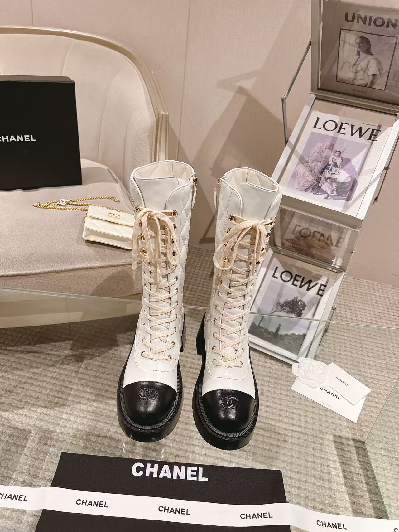 NO:543849,* | Exquisite dual C hardware!  Original plate one to one upper; imported calfskin inner lining; silk sheepskin footrest; silk sheepskin outsole; Italian genuine leather with glue anti-slip combination sole; 5cm size; 35-390 customized 34-40-41-42 The original counter full set of luxury packaging, boots, boots, cowhide, sheepskin19860909* | 精致双C登上五金！原板一比一 鞋面；进口小牛皮 内里；丝绸羊皮 垫脚；丝绸羊皮 大底；意大利真皮配像胶防滑组合底 底高；5cm 码数；35-390订做34-40-41-42 原版专柜全套豪华包装,靴子,boots,cowhide,sheepskin,Women's Shoes