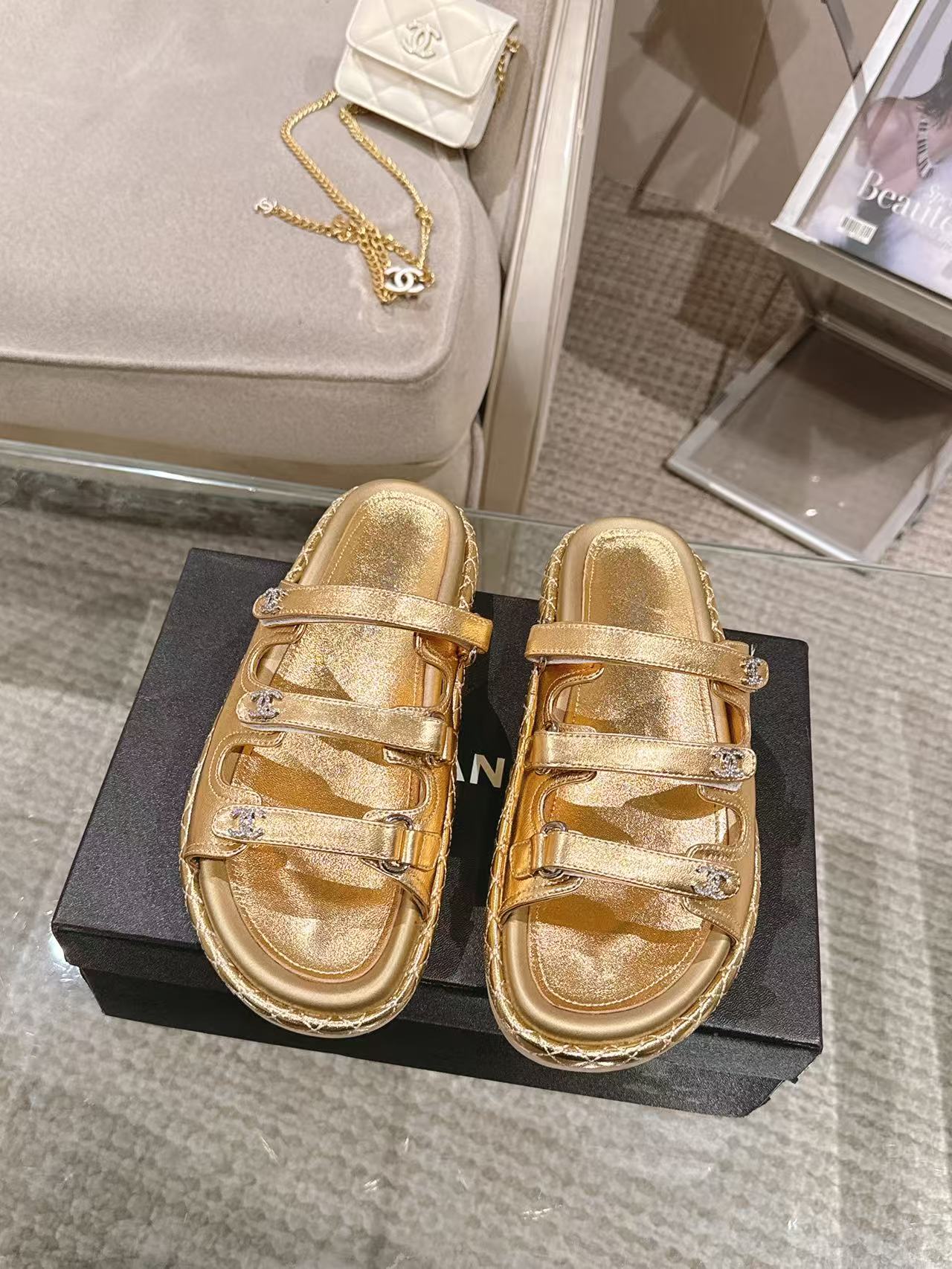 NO:239039,* | 52100———————————————————————————————————————————————————————————————————————————————————————————————————————————————————————————————————————————————————————————————————————————————————————————————————————————————————————————————————————————————————————————————————————————————————————————————————————————————————————————————————————————————————————————————————————————————————————————————————————————————————————————————————————————————————————————————————————————————————————————————————————————————————————19860909* | 52100———————— 精致双C钻扣原板开发 鞋面；进口羊皮 内里；丝绸羊皮 垫脚；丝绸羊皮 大底；超辕三件套组合大底 码数；35-42订做40-41-42 原版专柜全套豪华包装 代购批,拖鞋凉鞋,sandals,slippers,sheepskin,Women's Shoes