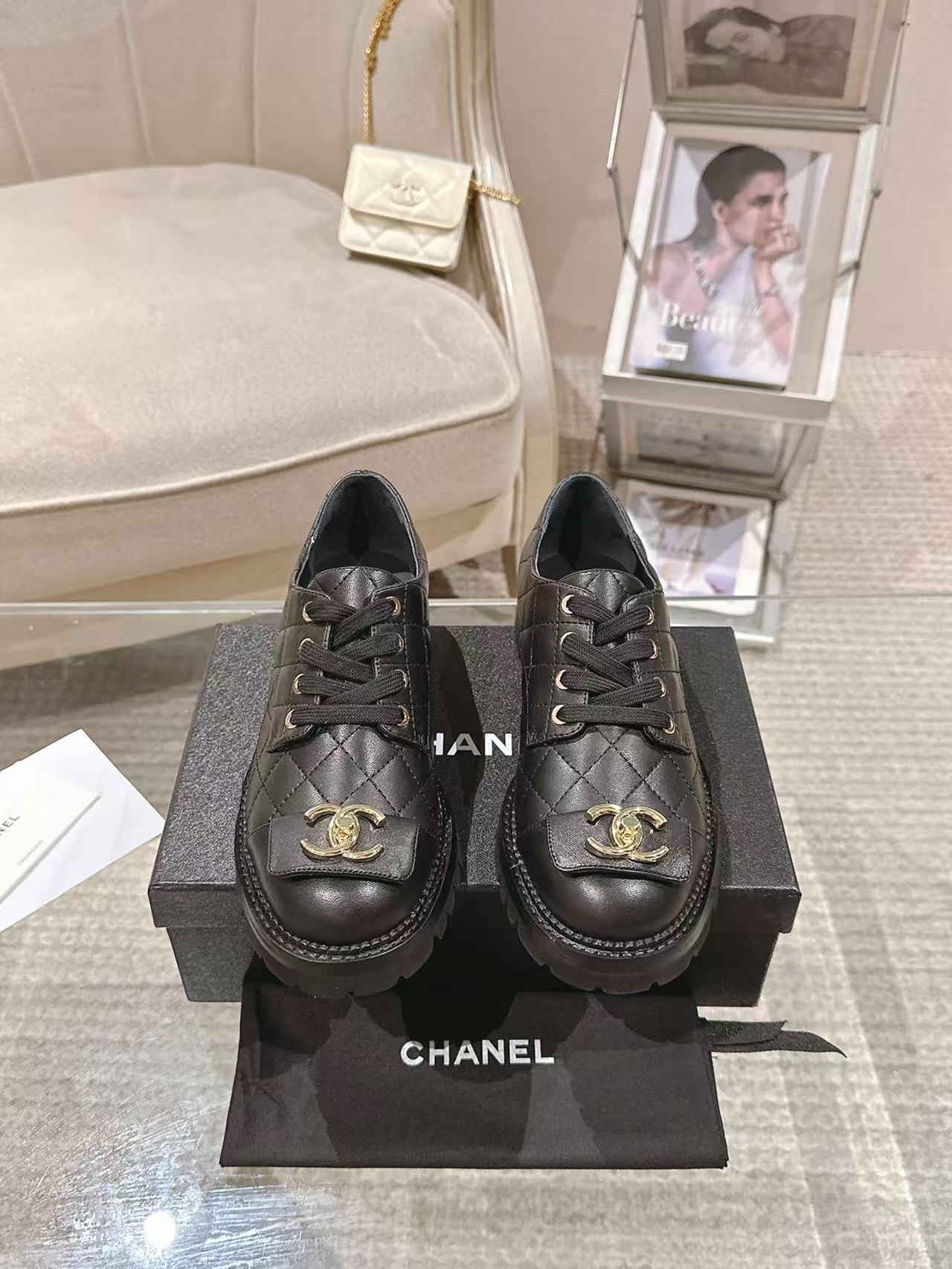 NO:260010,chane*l Egyptian series elegant Muller autumn shoes, original imported mixed seed leather   double-layer embroidery embellishment   exquisite trademark letter hardware, inner foot pad specific water dyed silk mixed seed lambskin, outsole, Italian genuine leather outsole, heel height 5.0CM shoe size: 35-39 Custom made 34-40-41-42 The original counter full set of luxury packaging, loafers, chanel, loafers, sheepskin, Leather soles19860909chane*l埃及系列优雅穆勒秋鞋 鞋面原版进口混种皮 双层绣花点缀 精致商标字母五金 内里垫脚特定水染丝愁混种小羊皮 大底意大利本色真皮大底、 跟高5.0CM 鞋码: 35-39 订做34-40-41-42 原版专柜全套豪华包装,乐福鞋,chanel,loafers,sheepskin,Leather soles,Women's Shoes