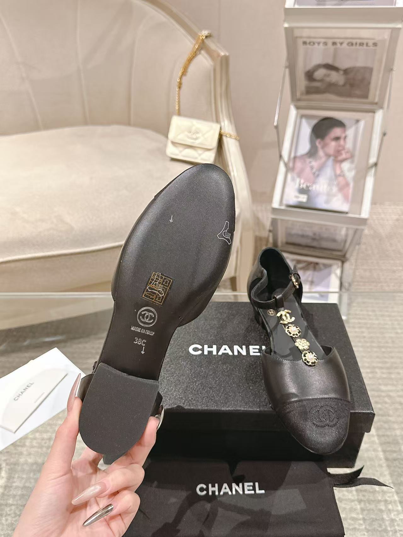 NO:260008,* | B2102 Egyptian series elegant Muller spring shoes, original imported mixed seed leather   exquisite hollow embellishment   exquisite brand lock hardware inner foot pad specific water dyed silk mixed seed lambskin outsole Italian original leather outsole, heel height 1.5CM shoe size: 35-39 Custom made 34-40-41-42 The original counter full set of luxury packaging, sandals, sandals, sheepskin, Leather soles19860909* | B2102埃及系列优雅穆勒春鞋 鞋面原版进口混种皮 精致中空点缀 精致品牌锁扣五金内里垫脚特定水染丝愁混种小羊皮 大底意大利本色真皮大底、跟高1.5CM 鞋码: 35-39 订做34-40-41-42 原版专柜全套豪华包装,凉鞋,sandals,sheepskin,Leather soles,Women's Shoes