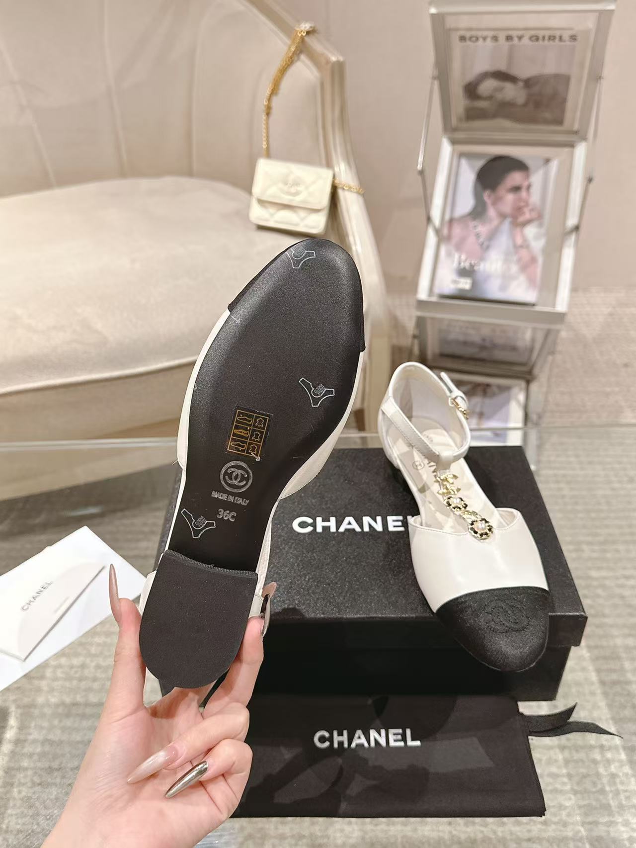 NO:260009,* | B2102 Egyptian series elegant Muller spring shoes, original imported mixed seed leather   exquisite hollow embellishment   exquisite brand lock hardware inner foot pad specific water dyed silk mixed seed lambskin outsole Italian original leather outsole, heel height 1.5CM shoe size: 35-39 Custom made 34-40-41-42 The original counter full set of luxury packaging, sandals, sandals, sheepskin, Leather soles19860909* | B2102 埃及系列优雅穆勒春鞋 鞋面原版进口混种皮 精致中空点缀 精致品牌锁扣五金内里垫脚特定水染丝愁混种小羊皮 大底意大利本色真皮大底、跟高1.5CM 鞋码: 35-39 订做34-40-41-42 原版专柜全套豪华包装,凉鞋,sandals,sheepskin,Leather soles,Women's Shoes