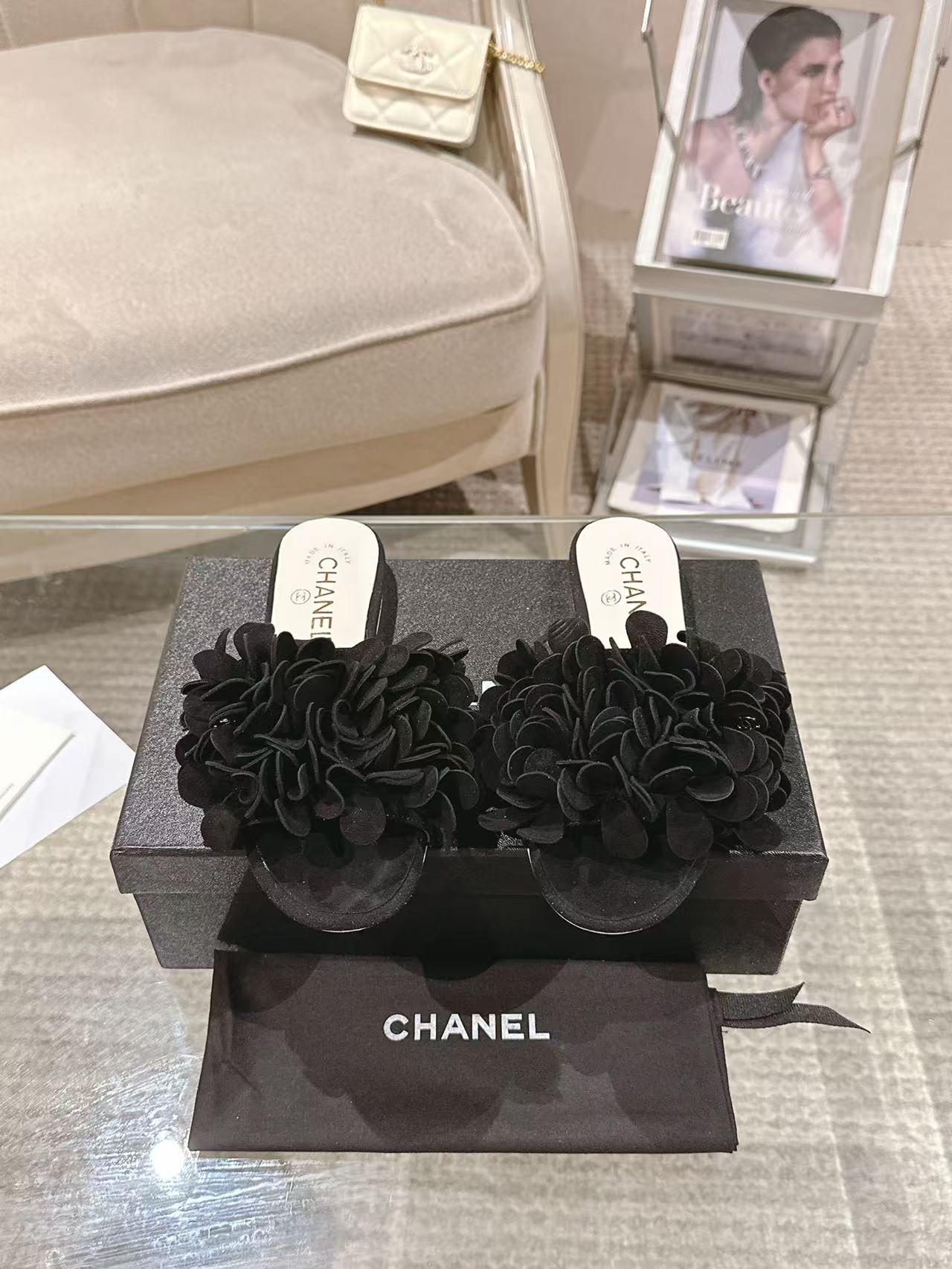 NO:224118,* |25 —— Egyptian series elegant Muller spring shoes, original imported mixed seed coat   exquisite camellia leaf embellishment   exquisite craft stamen inner foot pad specific water dyed silk mixed seed lambskin Outsole Italian original leather outsole   injection anti-slip, heel height 1.2CM Shoe size: 35-39 Custom made 34-40-41-42 The original counter full set of luxury packaging, slippers, slippers, sheepskin, Leather soles19860909* |25 —— 埃及系列优雅穆勒春鞋 鞋面原版进口混种皮 精致山茶花叶点缀 精致工艺花蕊内里垫脚特定水染丝愁混种小羊皮 大底意大利本色真皮大底 注射防滑、跟高1.2CM 鞋码: 35-39 订做34-40-41-42 原版专柜全套豪华包装,拖鞋,slippers,sheepskin,Leather soles,Women's Shoes