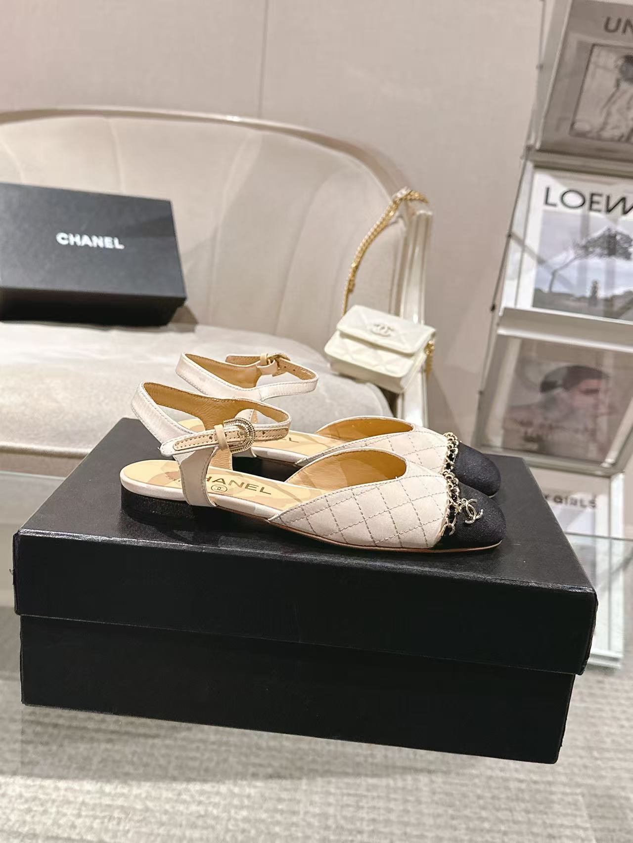 NO:239768,* | 2103 ———————————————————— Egypt series elegant Muller autumn shoes, original imported silk upper   double-layer embroidery embellishment   exquisite trademark copper chain hardware inner foot pad specific water dyed silk mixed lambskin outsole Italian original leather outsole, heel height 1.5CM Shoe size: 35-39 Custom made 34-40-41-42 The original counter full set of luxury packaging, batch, sandals, sandals, sheepskin, real silk, Leather soles19860909* | 2103 ——————————————— 埃及系列优雅穆勒秋鞋 鞋面原版进口真丝 双层绣花点缀 精致商标铜链五金内里垫脚特定水染丝愁混种小羊皮 大底意大利本色真皮大底、跟高1.5CM 鞋码: 35-39 订做34-40-41-42 原版专柜全套豪华包装 批,凉鞋,sandals,sheepskin,real silk,Leather soles,Women's Shoes