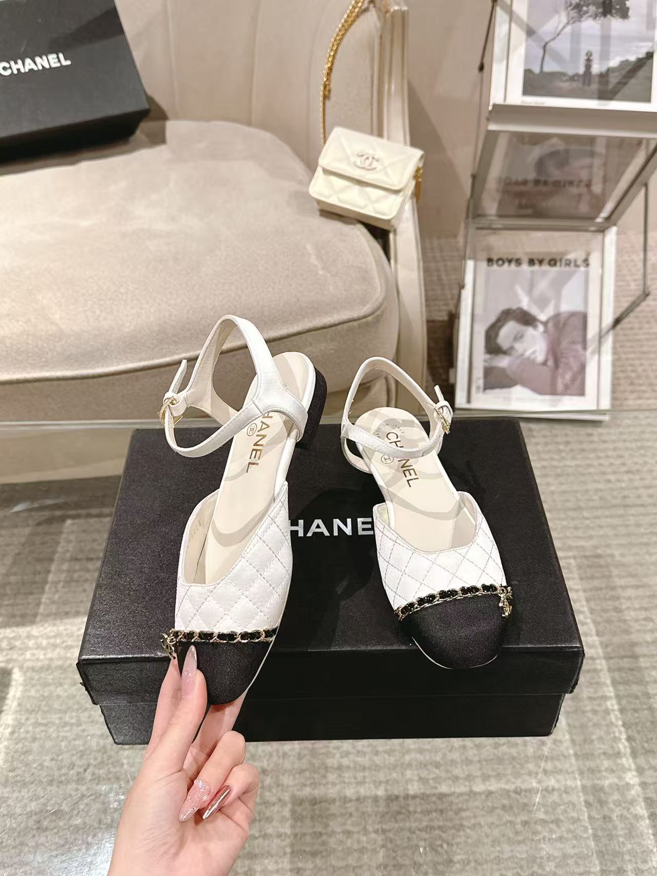 NO:240586,* | Xiang Grandma Egypt series elegant Muller autumn shoes, original imported mixed seed leather   double-layer embroidery embellishment   exquisite trademark copper chain hardware inner foot pad specific water dyed silk mixed seed lambskin outsole Italian original leather outsole, heel height 1.5CM shoe size: 35-39 Custom made 34-40-41-42 The original counter full set of luxury packaging, sandals, sandals, sheepskin, Leather soles19860909* | 香奶奶埃及系列优雅穆勒秋鞋 鞋面原版进口混种皮 双层绣花点缀 精致商标铜链五金内里垫脚特定水染丝愁混种小羊皮 大底意大利本色真皮大底、跟高1.5CM 鞋码: 35-39 订做34-40-41-42 原版专柜全套豪华包装,凉鞋,sandals,sheepskin,Leather soles,Women's Shoes