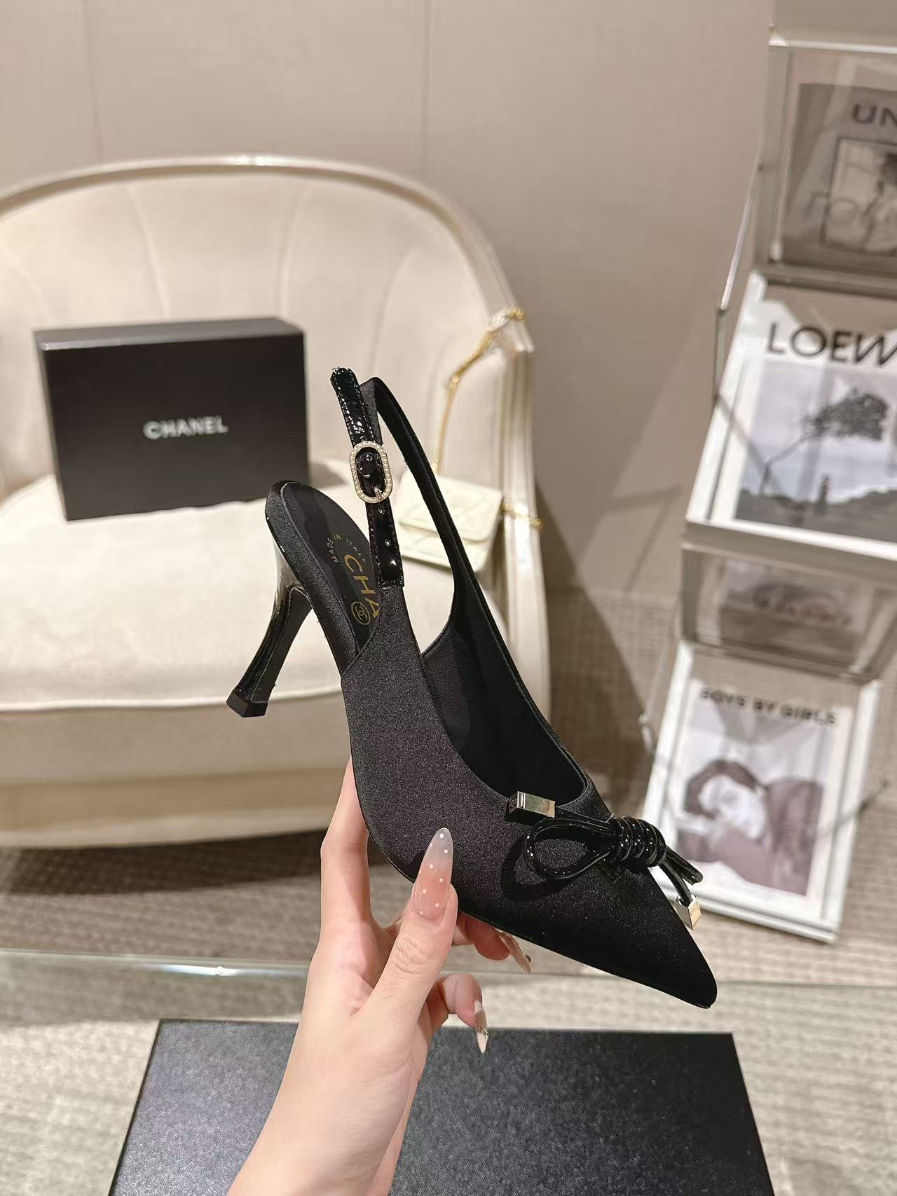 NO:407870,* Mary Jane exquisite bow - double C pendant configuration upper; imported silk inner lining; silk sheepskin foot pad; silk sheepskin outsole; Italian leather heel height; inner height increase of 8.5cm size; 35-390 customized 34-40-41-42, high heel sandals, sandals, mary jane, high heels, sheepskin, real silk19860909* 玛丽珍精致蝴蝶结-双C吊坠配置 鞋面；进口真丝 内里；丝绸羊皮 垫脚；丝绸羊皮 大底；意大利真皮 跟高；内增高8.5cm 码数；35-390订做34-40-41-42,高跟鞋凉鞋,sandals,mary jane,high heels,sheepskin,real silk,Women's Shoes