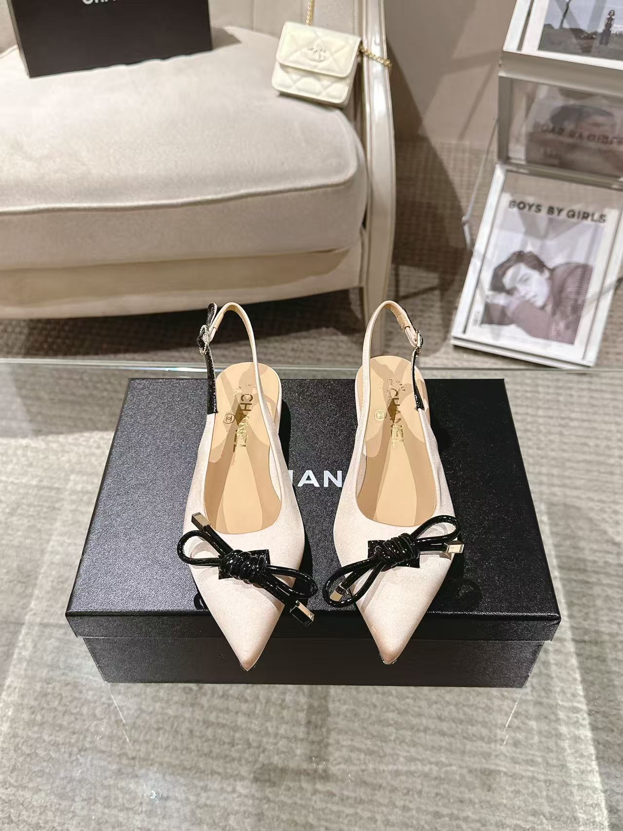 NO:407876,* | 2025p Mary Jane exquisite bow - double C pendant configuration upper; imported silk inner lining; silk sheepskin foot pad; silk sheepskin outsole; Italian leather heel height; inner height increase by 2.5cm size; 35-39 customized 34-40-41-42, high heels sandals, sandals, mary jane, high heels, sheepskin, real silk19860909* | 2025p玛丽珍精致蝴蝶结-双C吊坠配置 鞋面；进口真丝 内里；丝绸羊皮 垫脚；丝绸羊皮 大底；意大利真皮 跟高；内增高2.5cm 码数；35-39订做34-40-41-42,高跟鞋凉鞋,sandals,mary jane,high heels,sheepskin,real silk,Women's Shoes