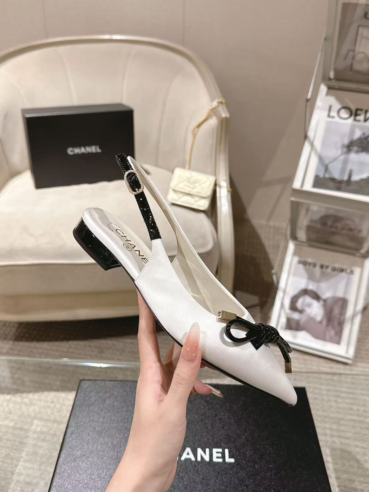 NO:421726,* | -2————————— Mary Jane exquisite bow-double C pendant configuration Upper; imported silk inner lining; silk sheepskin foot pad; silk sheepskin outsole; Italian genuine leather heel height; inner height increase by 2.5cm size; 35-390 customized 34-40-41-42 Original counter full set of luxury packaging Purchase batch, high heels, sandals, mary jane, high heels, sheepskin, real silk19860909* | -2———————— 玛丽珍精致蝴蝶结-双C吊坠配置 鞋面；进口真丝 内里；丝绸羊皮 垫脚；丝绸羊皮 大底；意大利真皮 跟高；内增高2.5cm 码数；35-390订做34-40-41-42 原版专柜全套豪华包装 代购批,高跟鞋凉鞋,sandals,mary jane,high heels,sheepskin,real silk,Women's Shoes