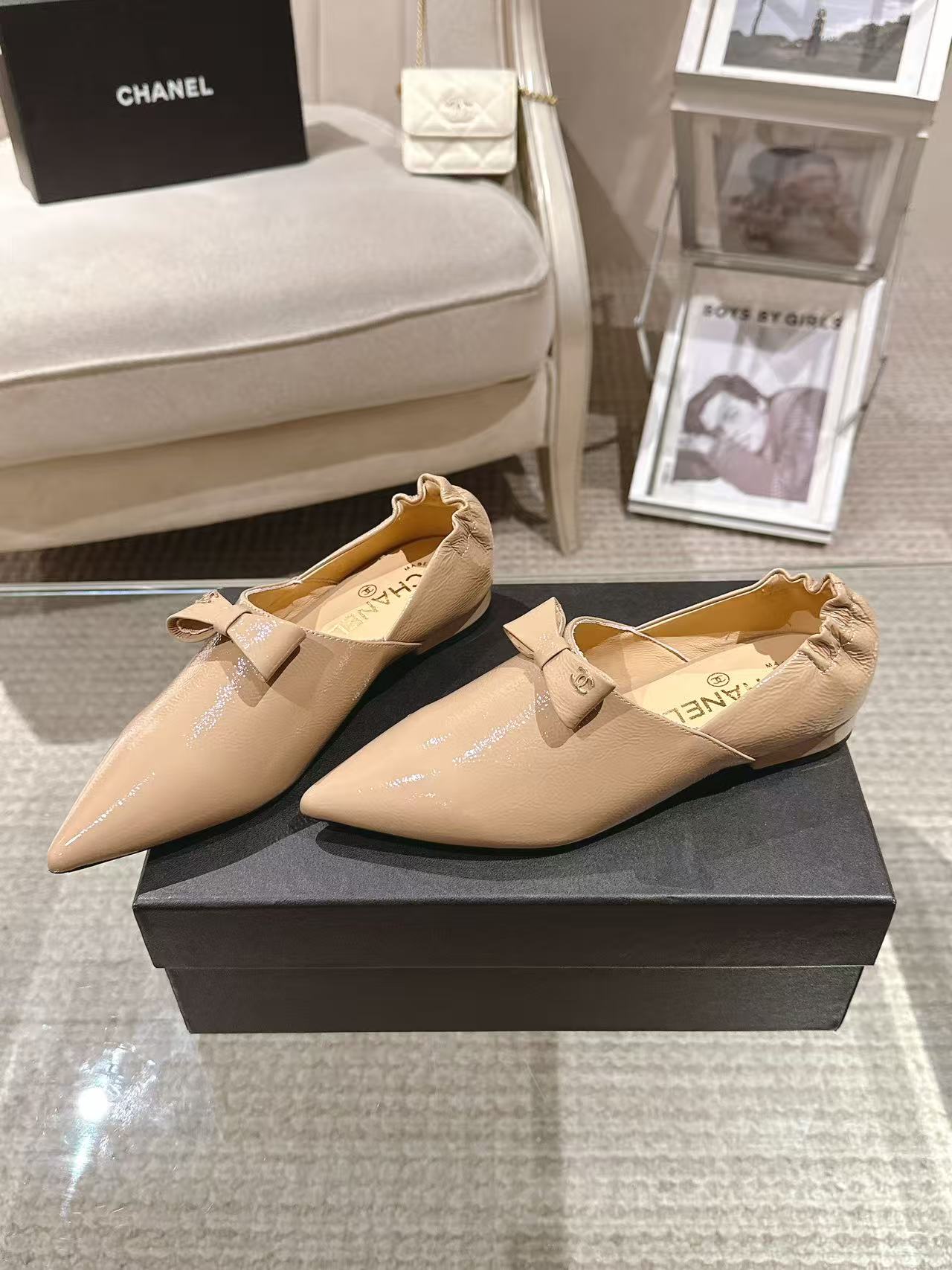 NO:414527,* | 2025A-2————————— Upper; imported small medium wrinkle patent leather inner lining; silk sheepskin foot pad; silk sheepskin outsole; Italian genuine leather heel height; inner height increase by 2.5cm size; 35-390 customized 34-40-41-42 Original counter full set of luxury packaging, single shoes, sheepskin19860909* | 2025A-2———————— 鞋面；进口小中皱漆皮 内里；丝绸羊皮 垫脚；丝绸羊皮 大底；意大利真皮 跟高；内增高2.5cm 码数；35-390订做34-40-41-42 原版专柜全套豪华包装,单鞋,sheepskin,Women's Shoes