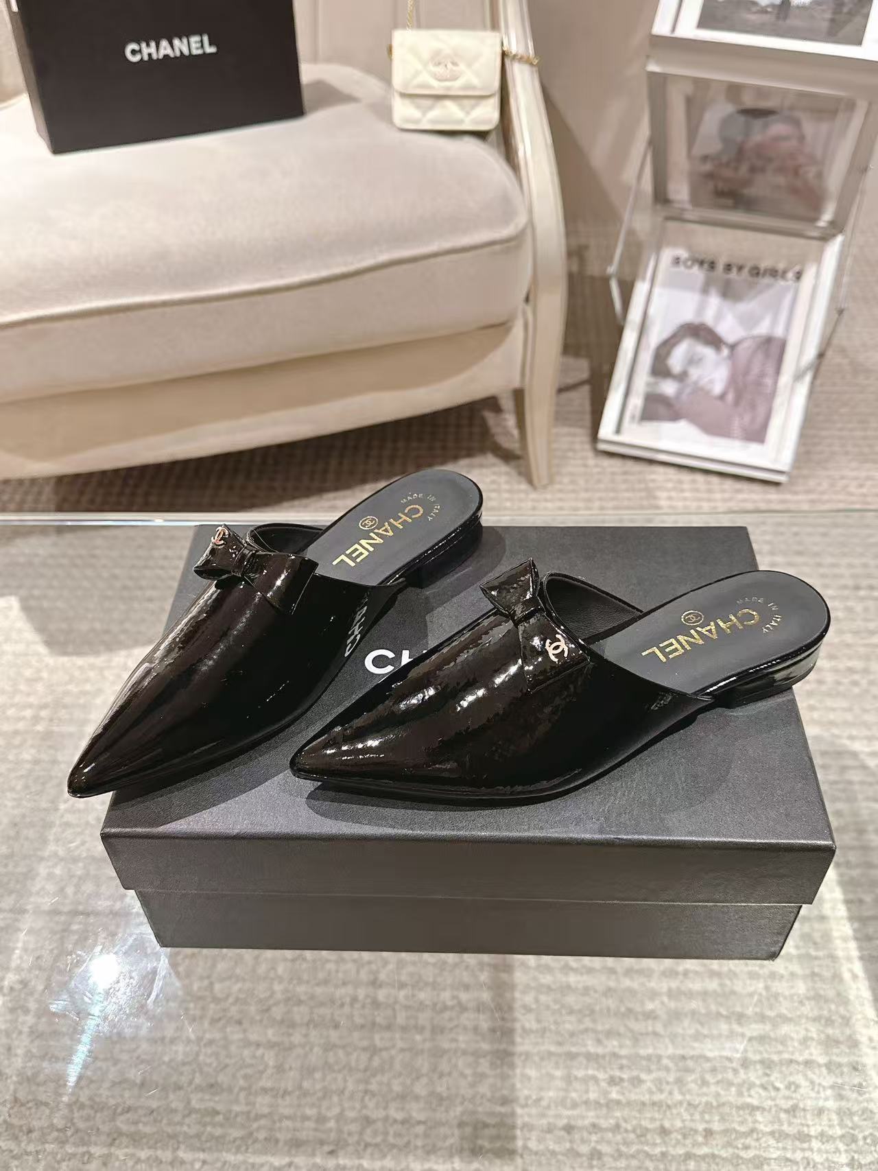 NO:421618,* | 2025A-1————————— Upper; imported small medium wrinkle patent leather inner lining; silk sheepskin foot pad; silk sheepskin outsole; Italian genuine leather heel height; inner height increase by 2.5cm size; 35-390 customized 34-40-41-42 The original counter full set of luxury packaging Purchase batch, semi-torched single shoes, sheepskin19860909* | 2025A-1———————— 鞋面；进口小中皱漆皮 内里；丝绸羊皮 垫脚；丝绸羊皮 大底；意大利真皮 跟高；内增高2.5cm 码数；35-390订做34-40-41-42 原版专柜全套豪华包装 代购批,半拖单鞋,sheepskin,Women's Shoes