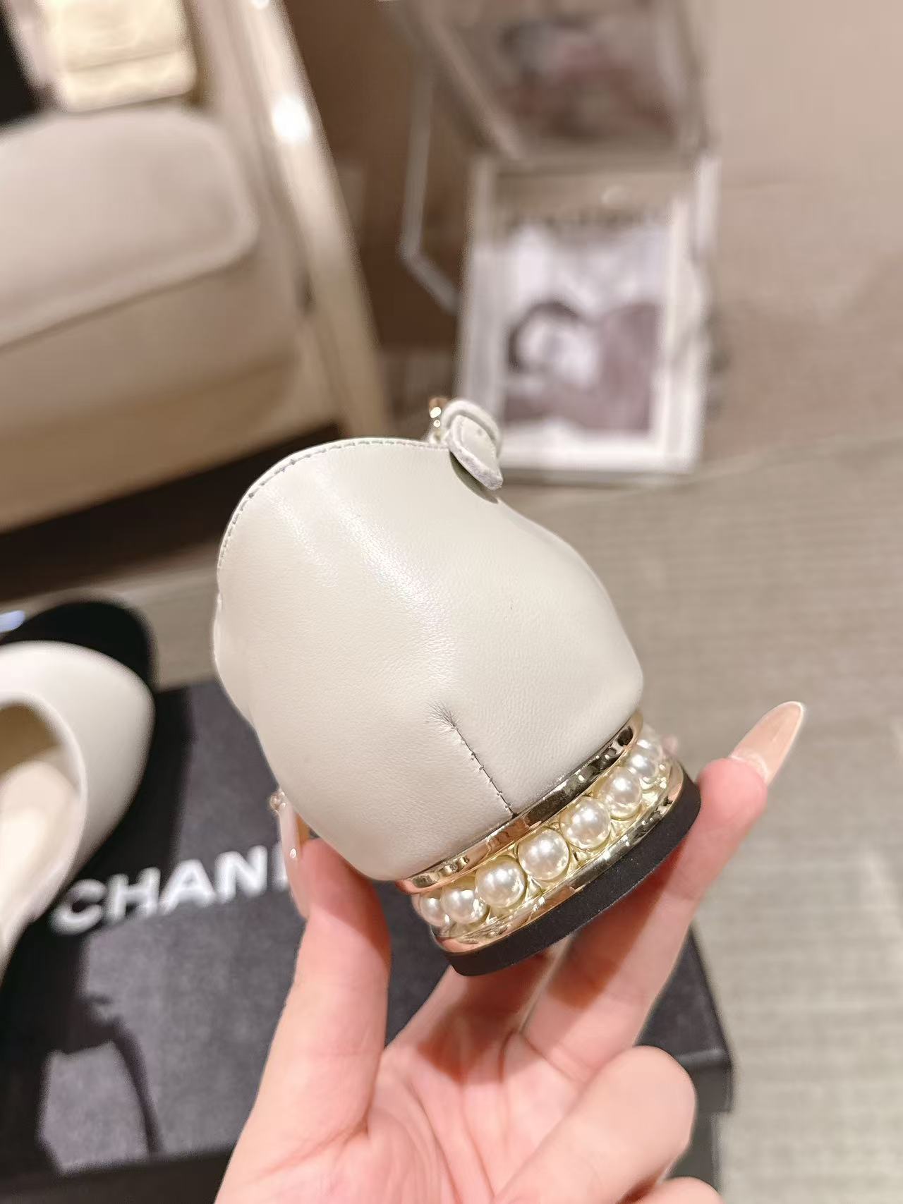 NO:438377,* | 20252111-1————————— Mary Jane original plate open mold pearl heel upper; imported sheepskin-Zhen Silk Inner; Silk Sheepskin footrest; Silk Sheepskin Outsole; Italian genuine leather Heel height; 2cm size; 35-390 customized 34-40-41-42 The original counter full set of luxury packaging Purchase batch, Mary Jane, mary jane, sheepskin19860909* | 20252111-1———————— 玛丽珍原板开模珍珠跟 鞋面；进口羊皮-珍丝绸 内里；丝绸羊皮 垫脚；丝绸羊皮 大底；意大利真皮 跟高；2cm 码数；35-390订做34-40-41-42 原版专柜全套豪华包装 代购批,玛丽珍,mary jane,sheepskin,Women's Shoes