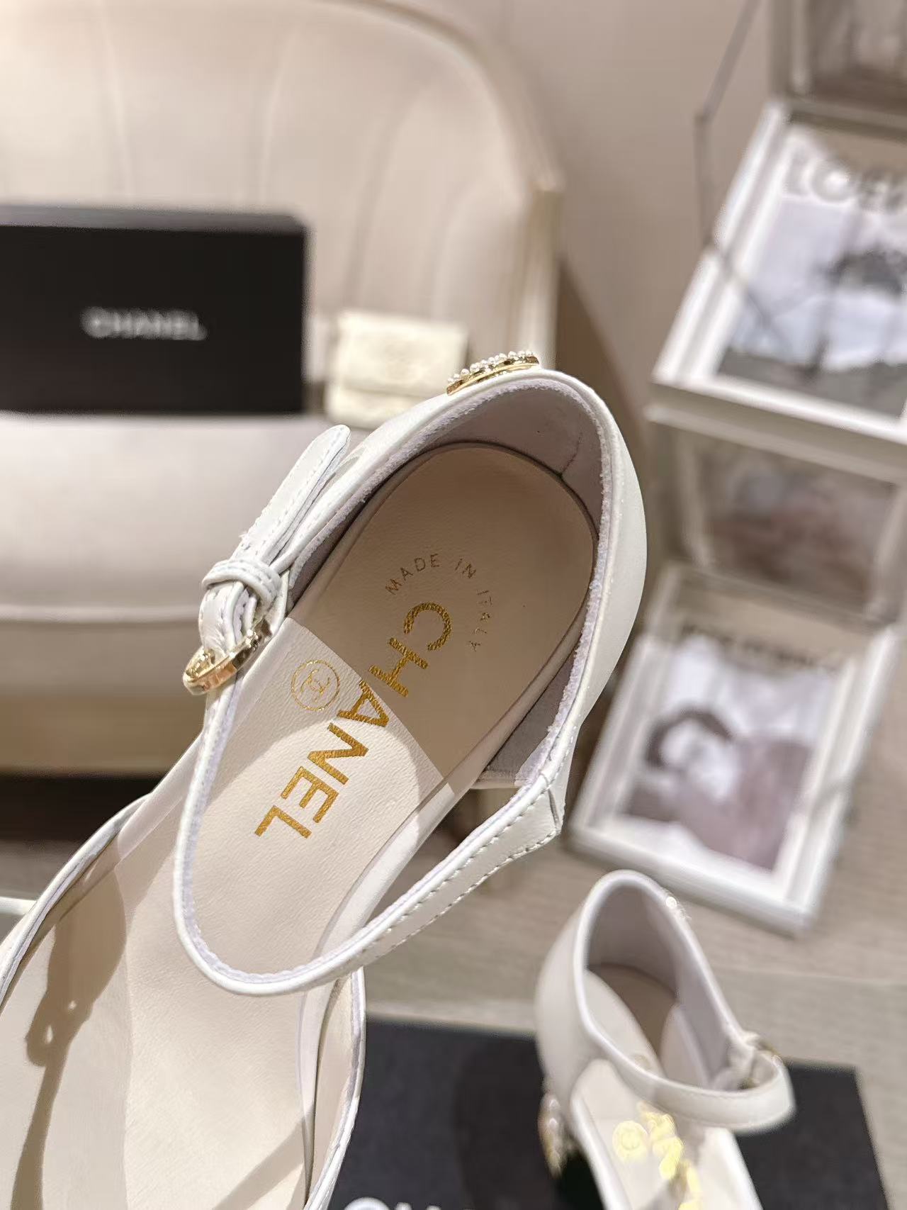 NO:438383,* | 20252113-1———————— Mary Jane original plate open mold pearl heel upper; imported sheepskin-Zhen Silk Inner; Silk Sheepskin footrest; Silk Sheepskin outsole; Italian genuine leather Heel height; 6cm size; 35-390 customized 34-40-41-42 The original counter full set of luxury packaging Purchase batch, Mary Jane, mary jane, sheepskin19860909* | 20252113-1———————— 玛丽珍原板开模珍珠跟 鞋面；进口羊皮-珍丝绸 内里；丝绸羊皮 垫脚；丝绸羊皮 大底；意大利真皮 跟高；6cm 码数；35-390订做34-40-41-42 原版专柜全套豪华包装 代购批,玛丽珍,mary jane,sheepskin,Women's Shoes