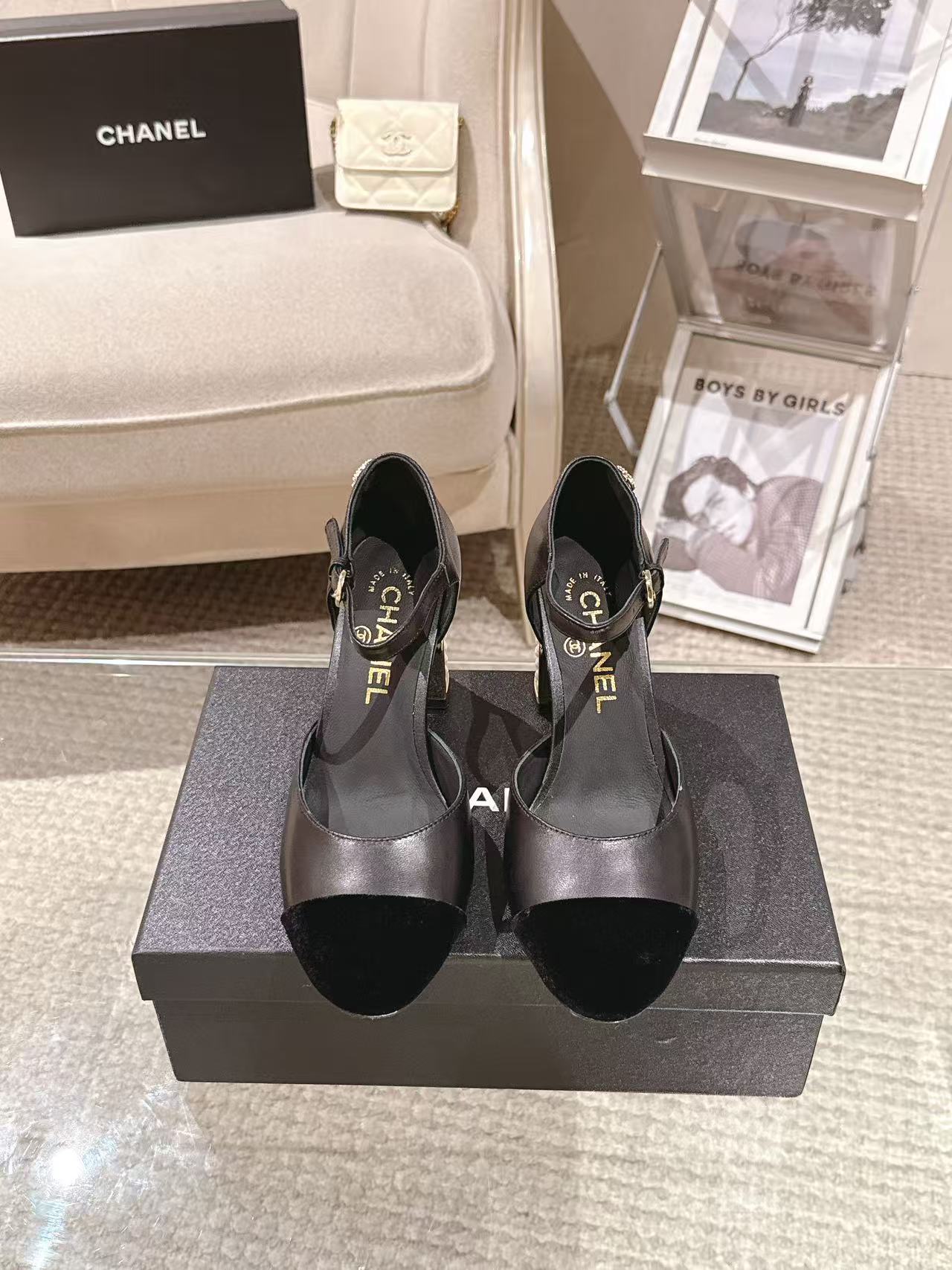 NO:438389,* | 20252113-1———————— Mary Jane original plate open mold pearl heel upper; imported sheepskin-Zhen Silk Inner; Silk Sheepskin footrest; Silk Sheepskin outsole; Italian genuine leather Heel height; 8cm size; 35-390 customized 34-40-41-42 The original counter full set of luxury packaging Purchase batch, Mary Jane, mary jane, sheepskin19860909* | 20252113-1———————— 玛丽珍原板开模珍珠跟 鞋面；进口羊皮-珍丝绸 内里；丝绸羊皮 垫脚；丝绸羊皮 大底；意大利真皮 跟高；8cm 码数；35-390订做34-40-41-42 原版专柜全套豪华包装 代购批,玛丽珍,mary jane,sheepskin,Women's Shoes