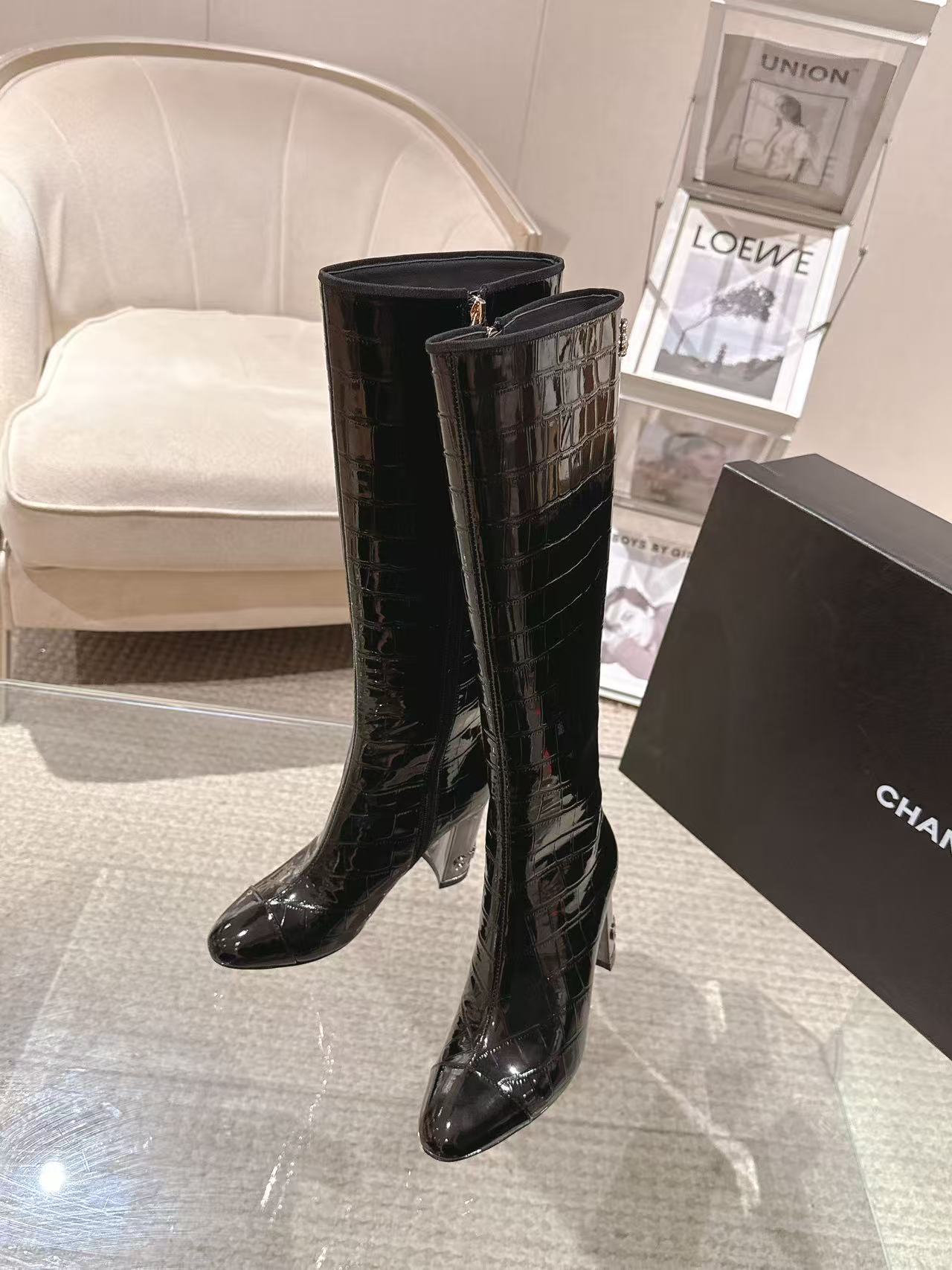 NO:561138,* | 20252012-5———————— Exquisite Diandu letter heel boots with molded and drilled small mark 15 high boots upper; imported stone pattern calf butter lining; silk sheepskin feet; silk sheepskin outsole; Italian genuine leather heel height; 8.5cm yardage; 35-390 customized 34-40-41-42 Original counter full set of luxury packaging purchasing batch, boots, boots, sheepskin19860909* | 20252012-5———————— 精致电渡字母跟靴口开模点钻小标15高靴 面；进口石头纹小牛油 内里；丝绸羊皮 垫脚；丝绸羊皮 大底；意大利真皮 跟高；8.5cm 码数；35-390订做34-40-41-42 原版专柜全套豪华包装 代购批,靴子,boots,sheepskin,Women's Shoes