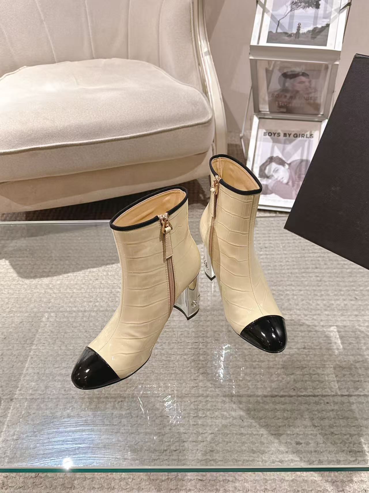 NO:560877,* | 2025S———————— Exquisite Diandu letter heel boots with molded and drilled small mark 6 high boots upper; imported stone pattern calf butter lining; silk sheepskin feet; silk sheepskin outsole; Italian genuine leather heel height; 8.5cm size; 35-390 customized 34-40-41-42 Original counter full set of luxury packaging, boots, boots, sheepskin19860909* | 2025S———————— 精致电渡字母跟靴口开模点钻小标6高靴 面；进口石头纹小牛油 内里；丝绸羊皮 垫脚；丝绸羊皮 大底；意大利真皮 跟高；8.5cm 码数；35-390订做34-40-41-42 原版专柜全套豪华包装,靴子,boots,sheepskin,Women's Shoes