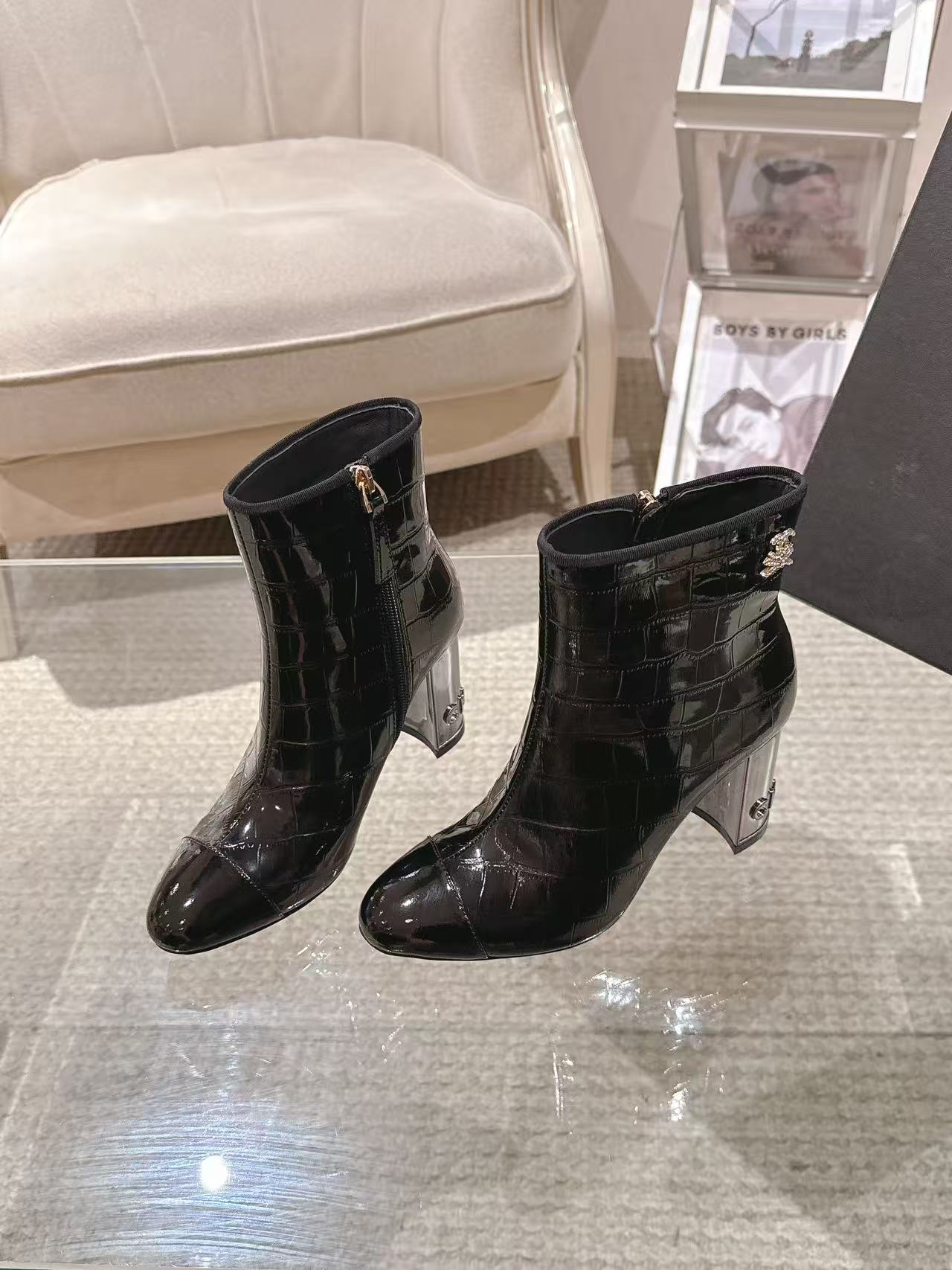 NO:561143,* | 20252012-5————————Exquisite Diandu letter heel boots with molded and drilled small mark 6 high boots upper; imported stone pattern calf butter lining; silk sheepskin feet; silk sheepskin outsole; Italian genuine leather heel height; 8.5cm yardage; 35-390 customized 34-40-41-42 Original counter full set of luxury packaging purchasing batch, boots, boots, sheepskin19860909* | 20252012-5———————— 精致电渡字母跟靴口开模点钻小标6高靴 面；进口石头纹小牛油 内里；丝绸羊皮 垫脚；丝绸羊皮 大底；意大利真皮 跟高；8.5cm 码数；35-390订做34-40-41-42 原版专柜全套豪华包装 代购批,靴子,boots,sheepskin,Women's Shoes