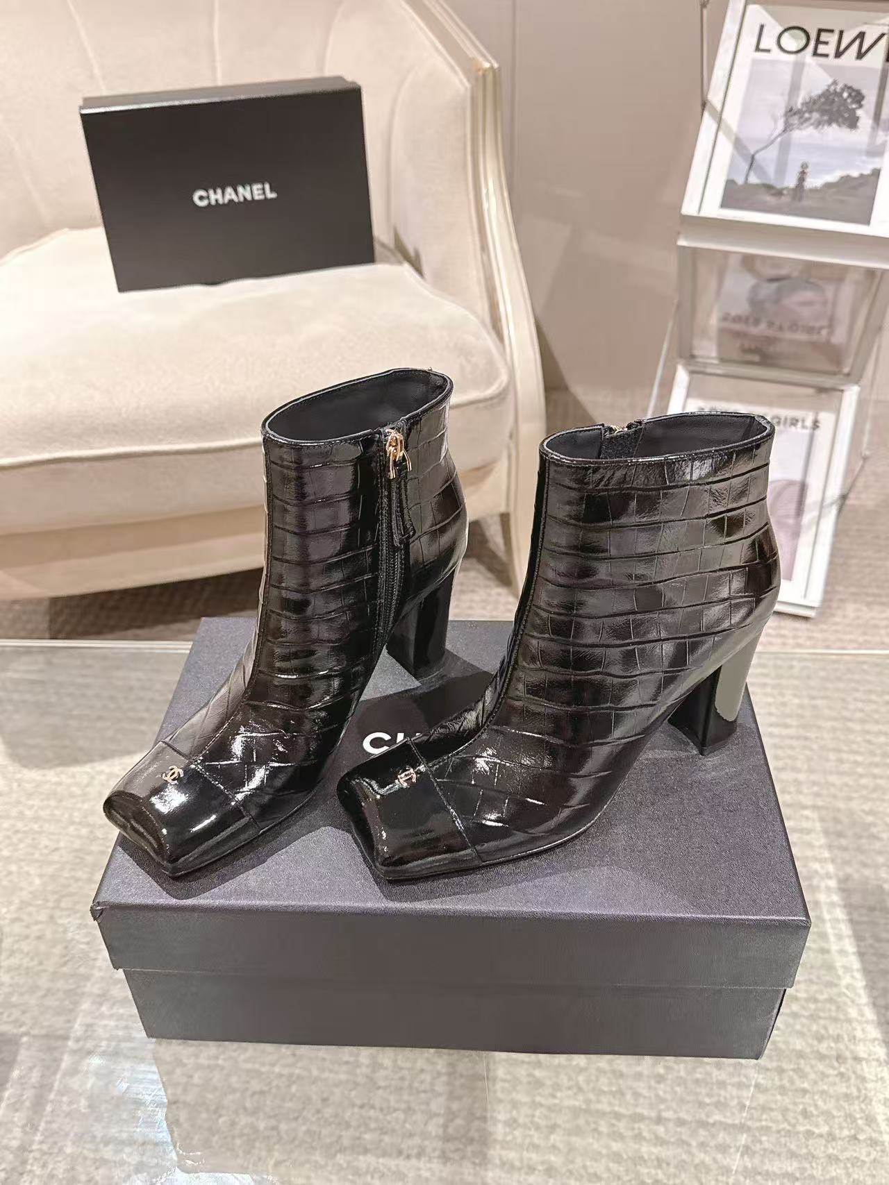 NO:668133,* | 20262118-1———————— Exquisite high heels original molded leather surface; imported stone pattern calf butter lining; silk sheepskin feet; silk sheepskin outsole; Italian genuine leather heel height; 8.5cm yardage; 35-390 customized 34-40-41-42 Original counter full set of luxury packaging purchasing batch, boots, boots, sheepskin19860909* | 20262118-1———————— 精致高跟原版开模皮料 面；进口石头纹小牛油 内里；丝绸羊皮 垫脚；丝绸羊皮 大底；意大利真皮 跟高；8.5cm 码数；35-390订做34-40-41-42 原版专柜全套豪华包装 代购批,靴子,boots,sheepskin,Women's Shoes