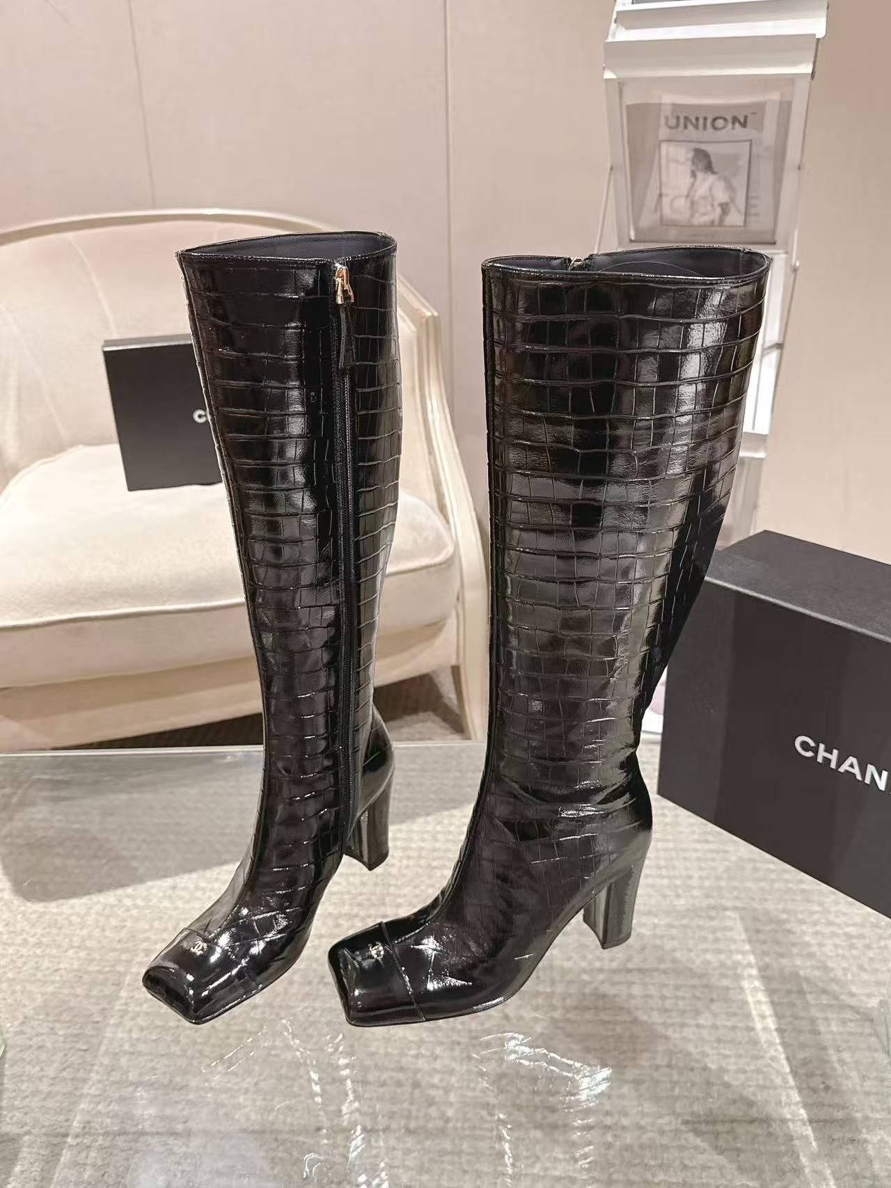 NO:668136,* | 20262118-1A———————— Exquisite high heels original molded leather surface; imported stone pattern calf butter lining; silk sheepskin feet; silk sheepskin outsole; Italian genuine leather heel height; 8.5cm yardage; 35-390 customized 34-40-41-42 Original counter full set of luxury packaging purchasing batch, boots, boots, sheepskin19860909* | 20262118-1A———————— 精致高跟原版开模皮料 面；进口石头纹小牛油 内里；丝绸羊皮 垫脚；丝绸羊皮 大底；意大利真皮 跟高；8.5cm 码数；35-390订做34-40-41-42 原版专柜全套豪华包装 代购批,靴子,boots,sheepskin,Women's Shoes