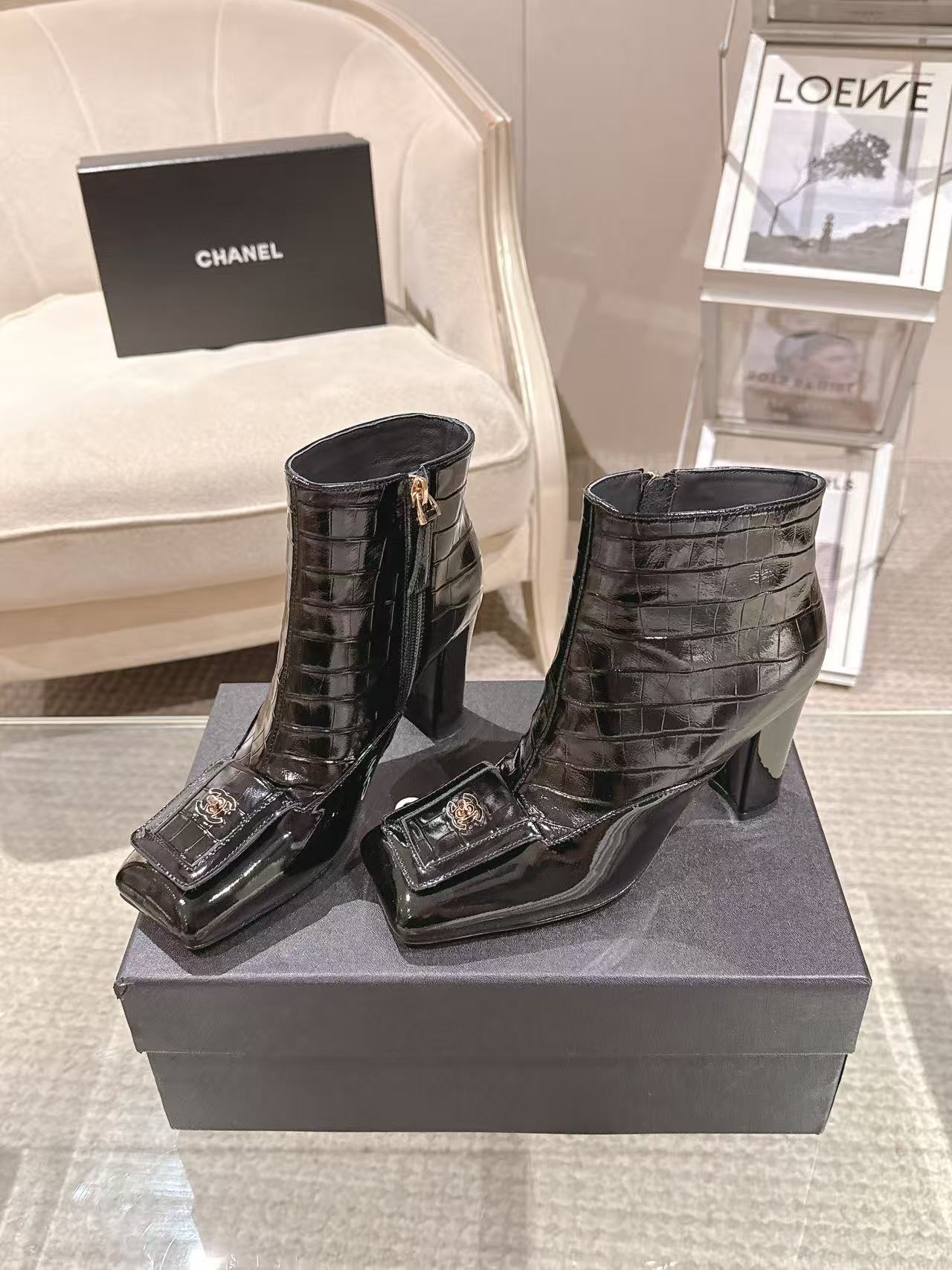 NO:668139,* | 20262118-2————————Exquisite high heels original molded leather surface; imported stone pattern calf butter lining; silk sheepskin feet; silk sheepskin outsole; Italian genuine leather heel height; 8.5cm yardage; 35-390 customized 34-40-41-42 Original counter full set of luxury packaging purchasing batch, boots, boots, sheepskin19860909* | 20262118-2———————— 精致高跟原版开模皮料 面；进口石头纹小牛油 内里；丝绸羊皮 垫脚；丝绸羊皮 大底；意大利真皮 跟高；8.5cm 码数；35-390订做34-40-41-42 原版专柜全套豪华包装 代购批,靴子,boots,sheepskin,Women's Shoes