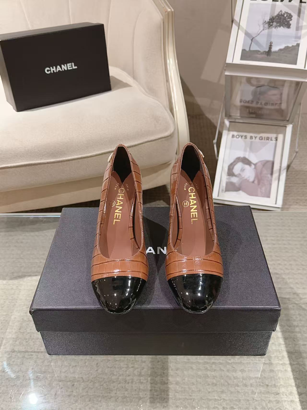 NO:905946,* | 20262112-2——————Mary Jane original molded pearl heel upper; imported double-color stone grain calfskin lining; silk sheepskin feet; silk sheepskin outsole; Italian genuine leather heel height; 8cm yardage; 35-390 customized 34-40-41-42 Original counter full set of luxury packaging purchasing batch, sandals single shoes, sandals, mary  jane,cowhide,sheepskin19860909* | 20262112-2———————— 玛丽珍原板开模珍珠跟 鞋面；进口双彩石头纹小牛皮 内里；丝绸羊皮 垫脚；丝绸羊皮 大底；意大利真皮 跟高；8cm 码数；35-390订做34-40-41-42 原版专柜全套豪华包装 代购批,凉鞋单鞋,sandals,mary jane,cowhide,sheepskin,Women's Shoes