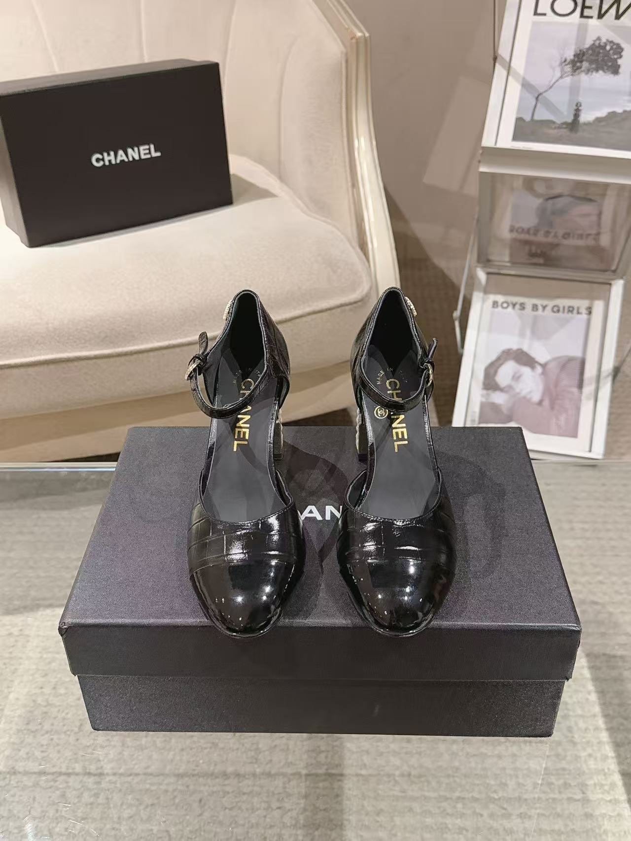 NO:905954,* | 20262112-1——————Mary Jane original molded pearl heel upper; imported double-color stone grain calfskin lining; silk sheepskin feet; silk sheepskin outsole; Italian genuine leather heel height; 8cm yardage; 35-390 customized 34-40-41-42 Original counter full set of luxury packaging purchasing batch, sandals single shoes, sandals, mary  jane,cowhide,sheepskin19860909* | 20262112-1———————— 玛丽珍原板开模珍珠跟 鞋面；进口双彩石头纹小牛皮 内里；丝绸羊皮 垫脚；丝绸羊皮 大底；意大利真皮 跟高；8cm 码数；35-390订做34-40-41-42 原版专柜全套豪华包装 代购批,凉鞋单鞋,sandals,mary jane,cowhide,sheepskin,Women's Shoes