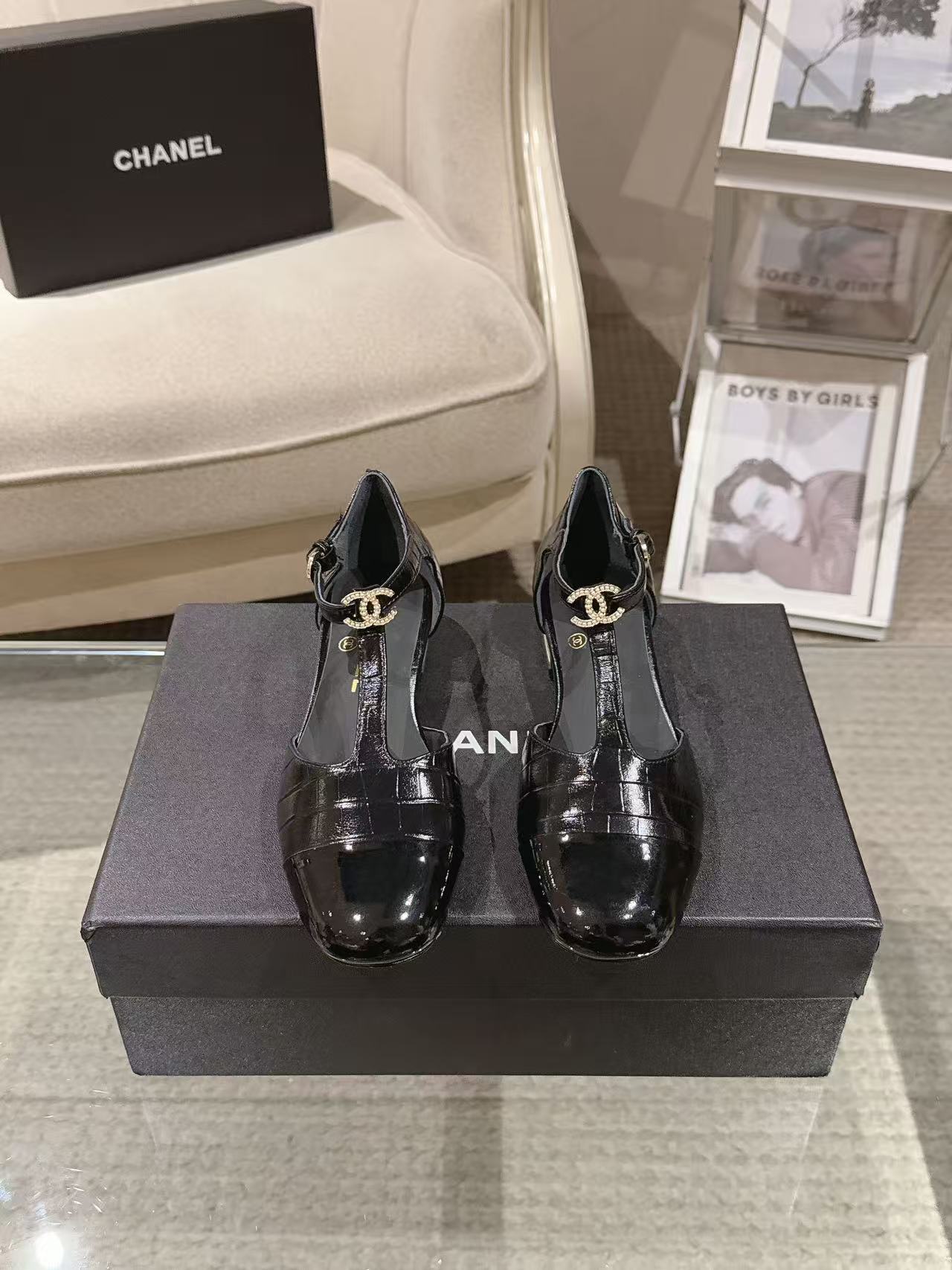 NO:905888,* | 20262111-1——————Mary Jane original molded pearl heel upper; imported double-color stone grain calfskin lining; silk sheepskin feet; silk sheepskin outsole; Italian genuine leather heel height; 2cm size; 35-390 customized 34-40-41-42 Original counter full set of luxury packaging purchasing batch, sandals single shoes, sandals, mary  jane,cowhide,sheepskin19860909* | 20262111-1———————— 玛丽珍原板开模珍珠跟 鞋面；进口双彩石头纹小牛皮 内里；丝绸羊皮 垫脚；丝绸羊皮 大底；意大利真皮 跟高；2cm 码数；35-390订做34-40-41-42 原版专柜全套豪华包装 代购批,凉鞋单鞋,sandals,mary jane,cowhide,sheepskin,Women's Shoes