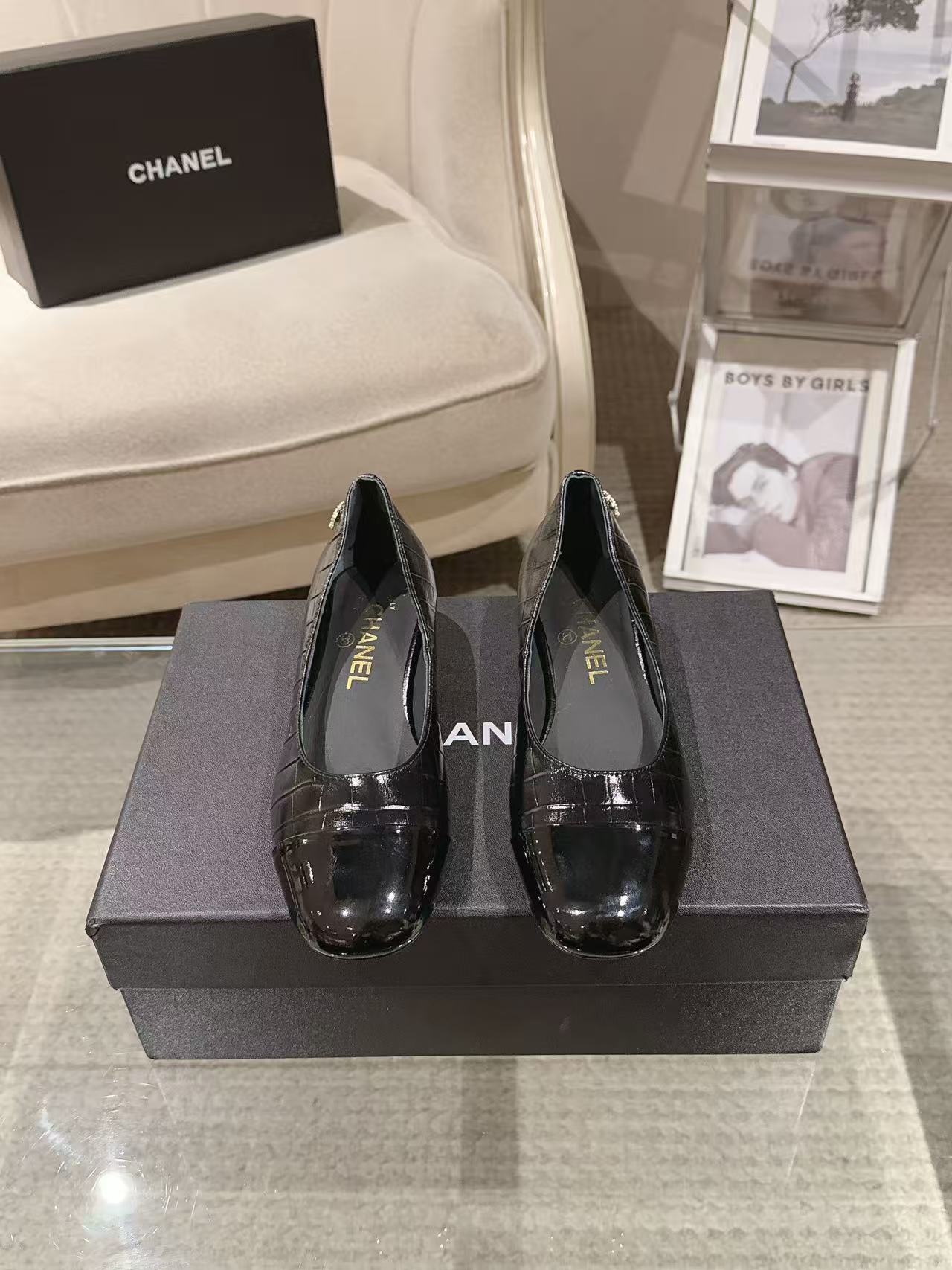 NO:905896,* | 20262111-2——————Mary Jane original molded pearl heel upper; imported double-color stone grain calfskin lining; silk sheepskin feet; silk sheepskin outsole; Italian genuine leather heel height; 2cm size; 35-390 customized 34-40-41-42 Original counter full set of luxury packaging purchasing batch, sandals single shoes, sandals, mary  jane,cowhide,sheepskin19860909* | 20262111-2———————— 玛丽珍原板开模珍珠跟 鞋面；进口双彩石头纹小牛皮 内里；丝绸羊皮 垫脚；丝绸羊皮 大底；意大利真皮 跟高；2cm 码数；35-390订做34-40-41-42 原版专柜全套豪华包装 代购批,凉鞋单鞋,sandals,mary jane,cowhide,sheepskin,Women's Shoes