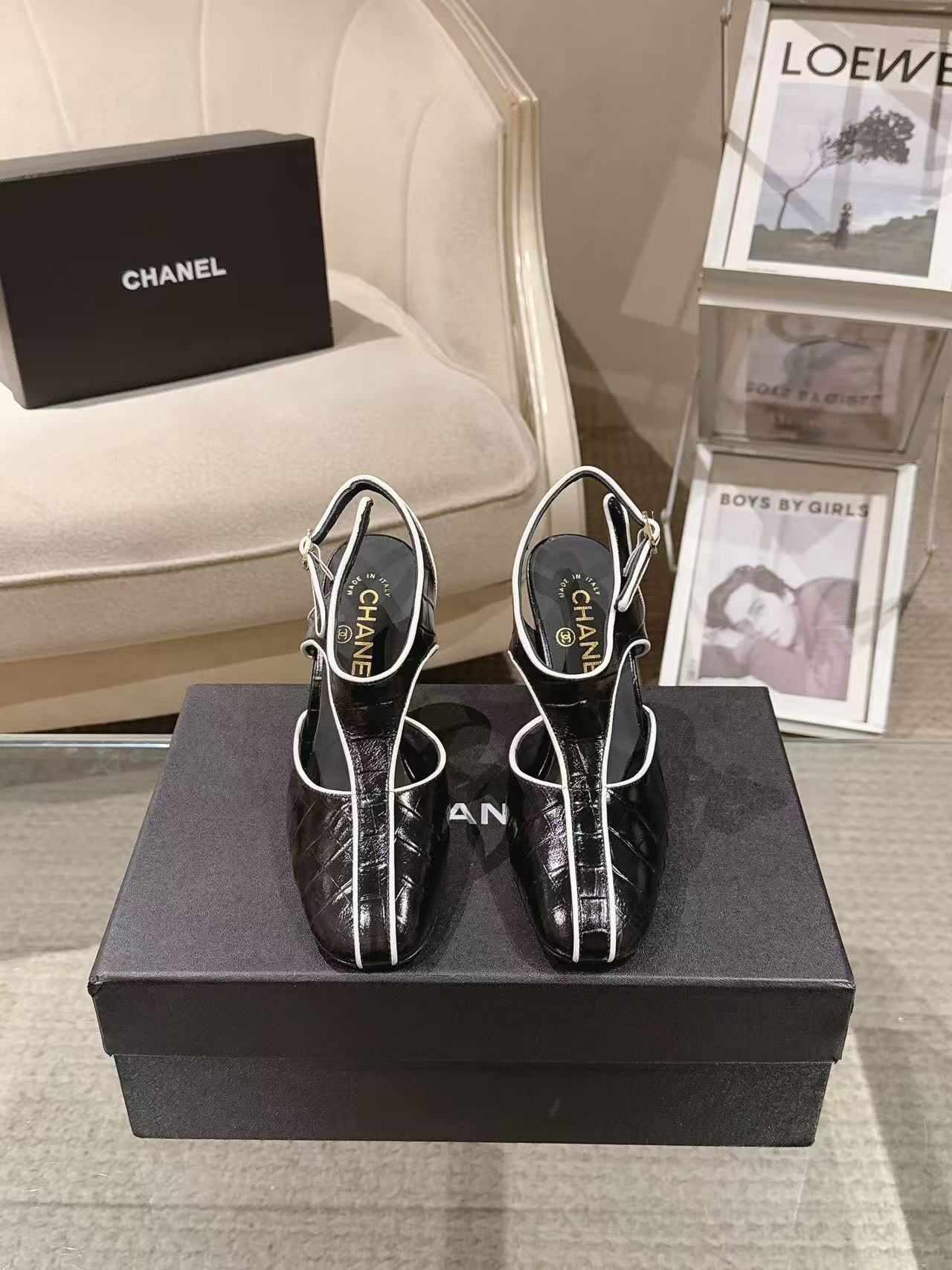 NO:905902,* | 20262003-2———————— Exquisite stiletto heels original molded leather surface; imported stone pattern calf butter lining; silk sheepskin feet; silk sheepskin outsole; Italian genuine leather heel height; 8.5cm size; 35-390 customized 34-40-41-42 Original counter full set of luxury packaging purchasing agent, sandals single shoes, sandals, sheepskin19860909* | 20262003-2———————— 精致细高跟原版开模皮料 面；进口石头纹小牛油 内里；丝绸羊皮 垫脚；丝绸羊皮 大底；意大利真皮 跟高；8.5cm 码数；35-390订做34-40-41-42 原版专柜全套豪华包装 代购批,凉鞋单鞋,sandals,sheepskin,Women's Shoes