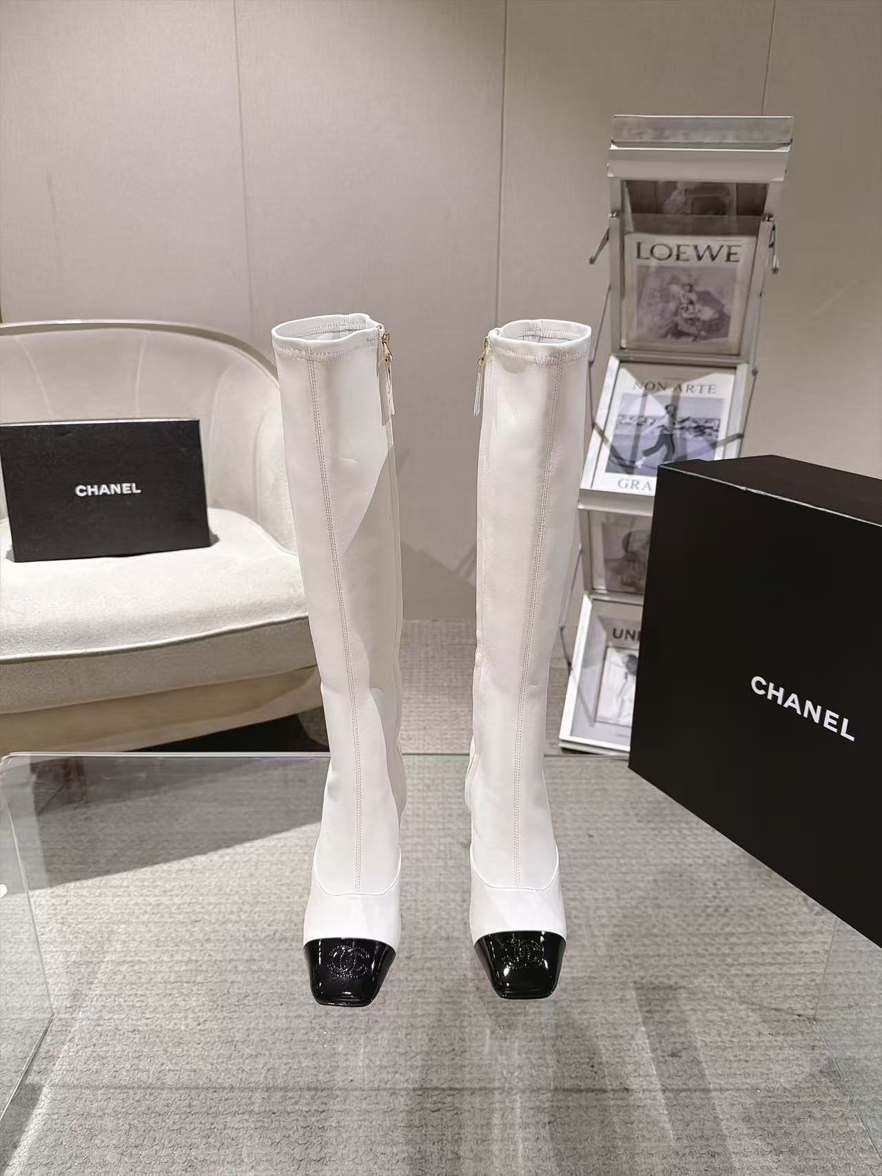 Женские ботильоны Chanel с острым носком белого цвета