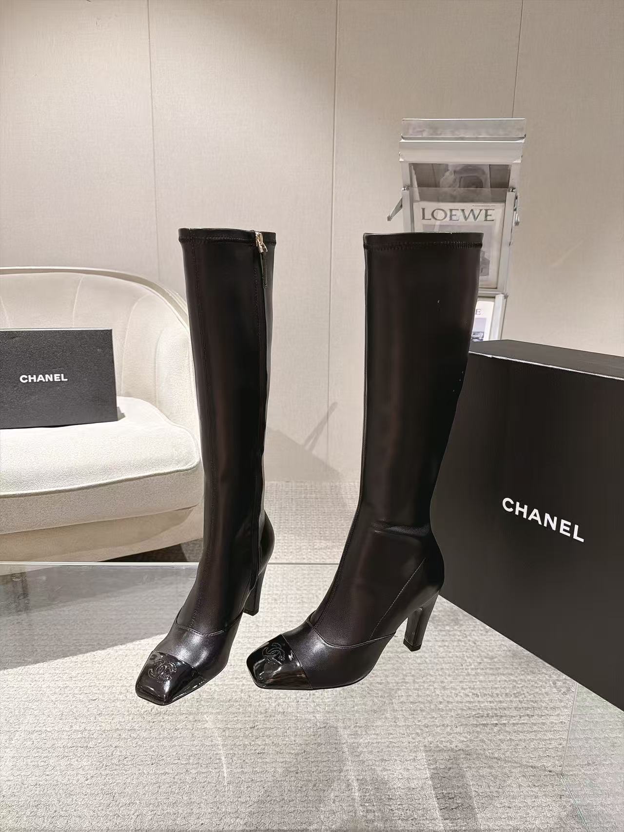 Женские сапоги Chanel с квадратным носком черного цвета