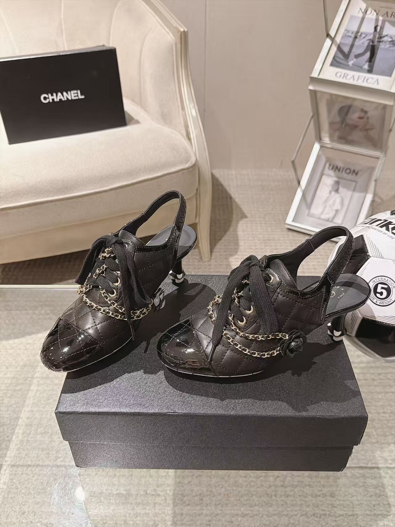 Женские туфли Chanel с логотипом и цепочками черного цвета