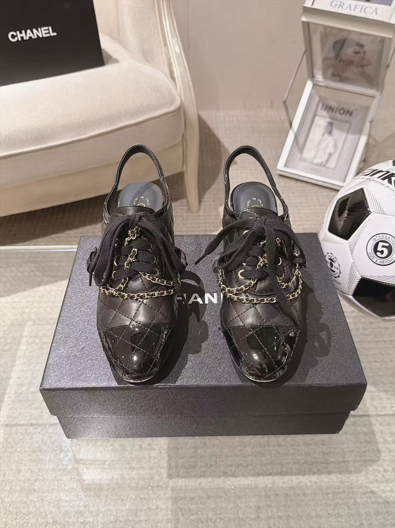 Женские туфли Chanel с логотипом и цепочками черного цвета