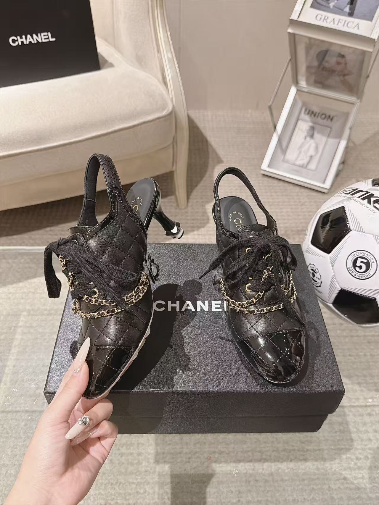 Женские туфли Chanel с логотипом и цепочками черного цвета