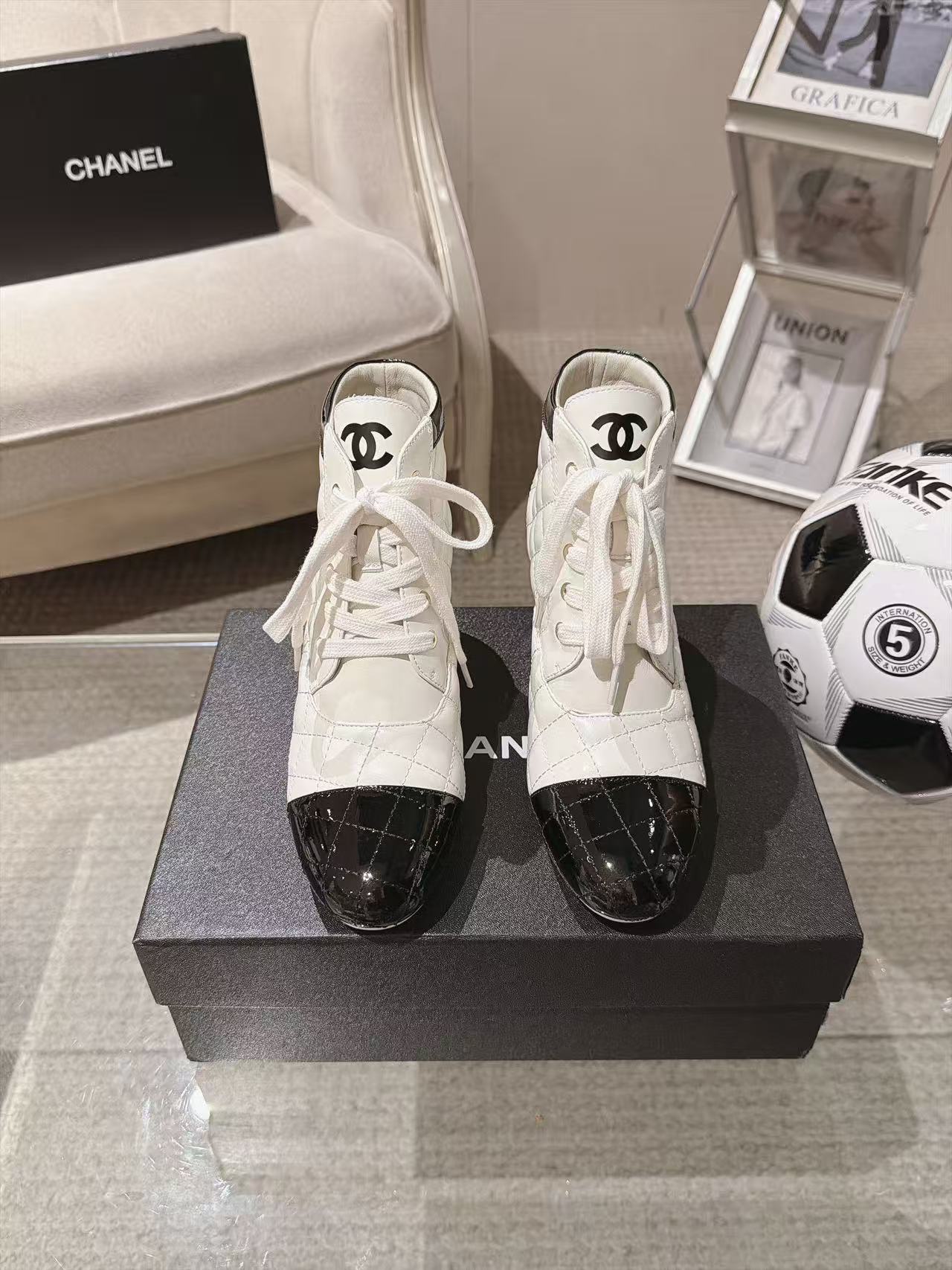 Женские ботинки Chanel с черным носком