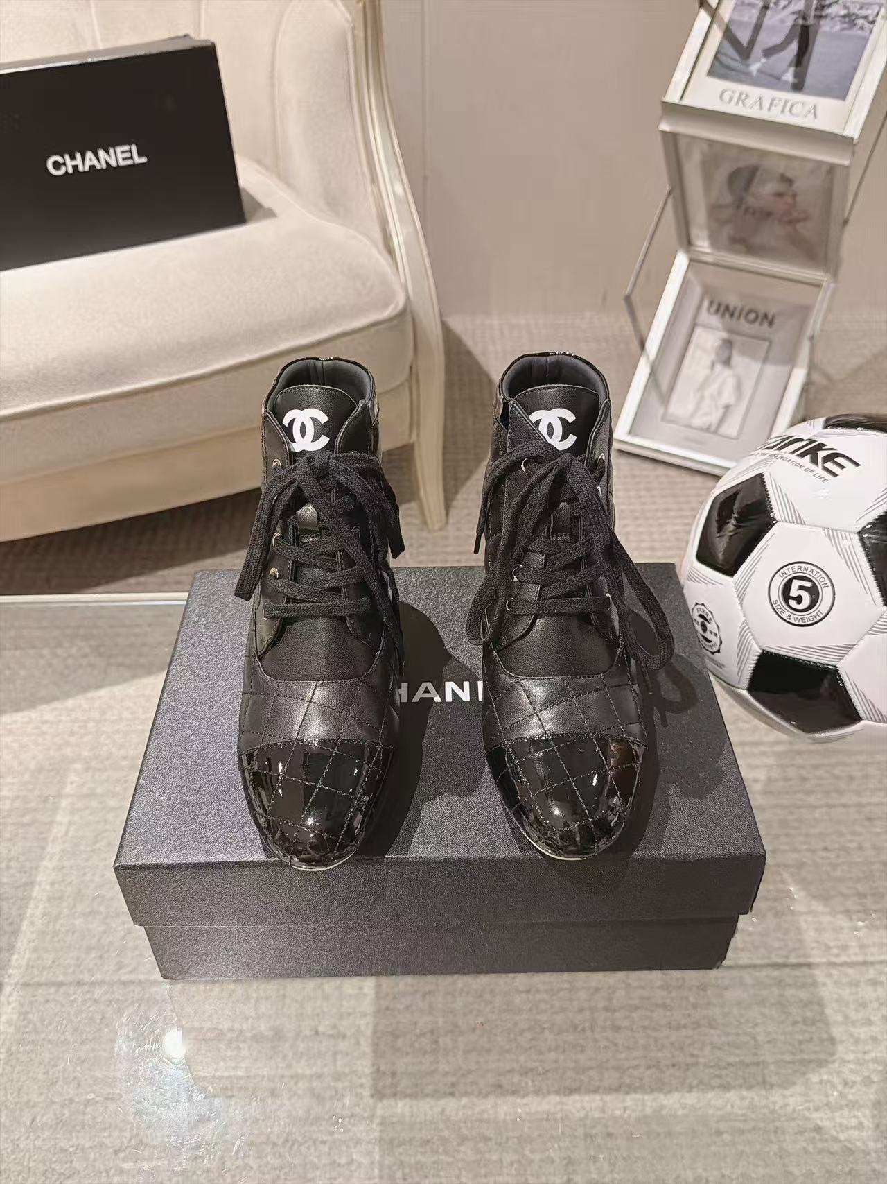 Женские ботинки Chanel с логотипом