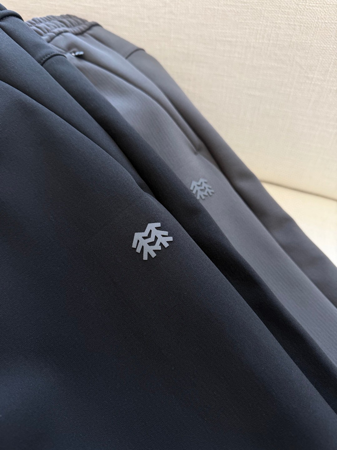 195💰（编号3）
KL两色加绒男裤
日常通勤全适配！属于那种穿过就会无限回购 秋冬两色换着穿，都不想换别的！

纯色简洁大方  流线收腿 显瘦但不会紧贴 不会像精神小伙那种 刚刚好的宽松度

G旗常年主打的经典款，一年四季都有这个版型，只是面料区分！！
直筒立体剪裁➕户外功能性梭织面料，强强联合，好穿又好看！
两侧隐形拉链口袋不会影响整体的流畅度，侧边标志性logo点缀，简洁中不失品味感

本布松紧腰，内里抽绳设计，舒适防勒，直口裤脚精致干练，户外属性不会太过，日常通勤穿搭也不失利落感
加绒梭织面料，拉伸延展性不错，穿着舒适不紧绷，多次穿洗不变形，灵活度很高！

松紧腰搭配内置抽绳设计 轻松包容胖瘦多种身材 
两侧拉链口袋 储物安全方便，非常实用

面料：锦纶85%+氨纶15%
哑光感布面细腻耐磨，质地偏硬挺，柔韧有筋骨挺括立体感强！上身版型立挺不塌！
内里速干加绒质地，方格型绒面，提供更多空气通道，干爽保暖，不闷热，不潮湿！

黑灰两个颜色，都是男士们日常最为实穿的基础色调，日常百搭的那种 
不管你是通勤穿还是平时休闲、健身等等 都能很好的搭配衣服

腰头内里净边走线，干净无杂线毛边
侧缝，口袋的拷边线全部加宽加密缝制，针脚扎实，拉扯也不易断线

推荐两条入，真的很好穿
不挑场合和年纪，户外休闲徒步商务都可以穿❗

颜色：灰色  黑色
尺码：M--XXL  最大建议穿到200斤左右！
松紧腰，面料有一定的拉伸力，卡码拍小能穿！肚子特别大的卡码可以考虑拍大