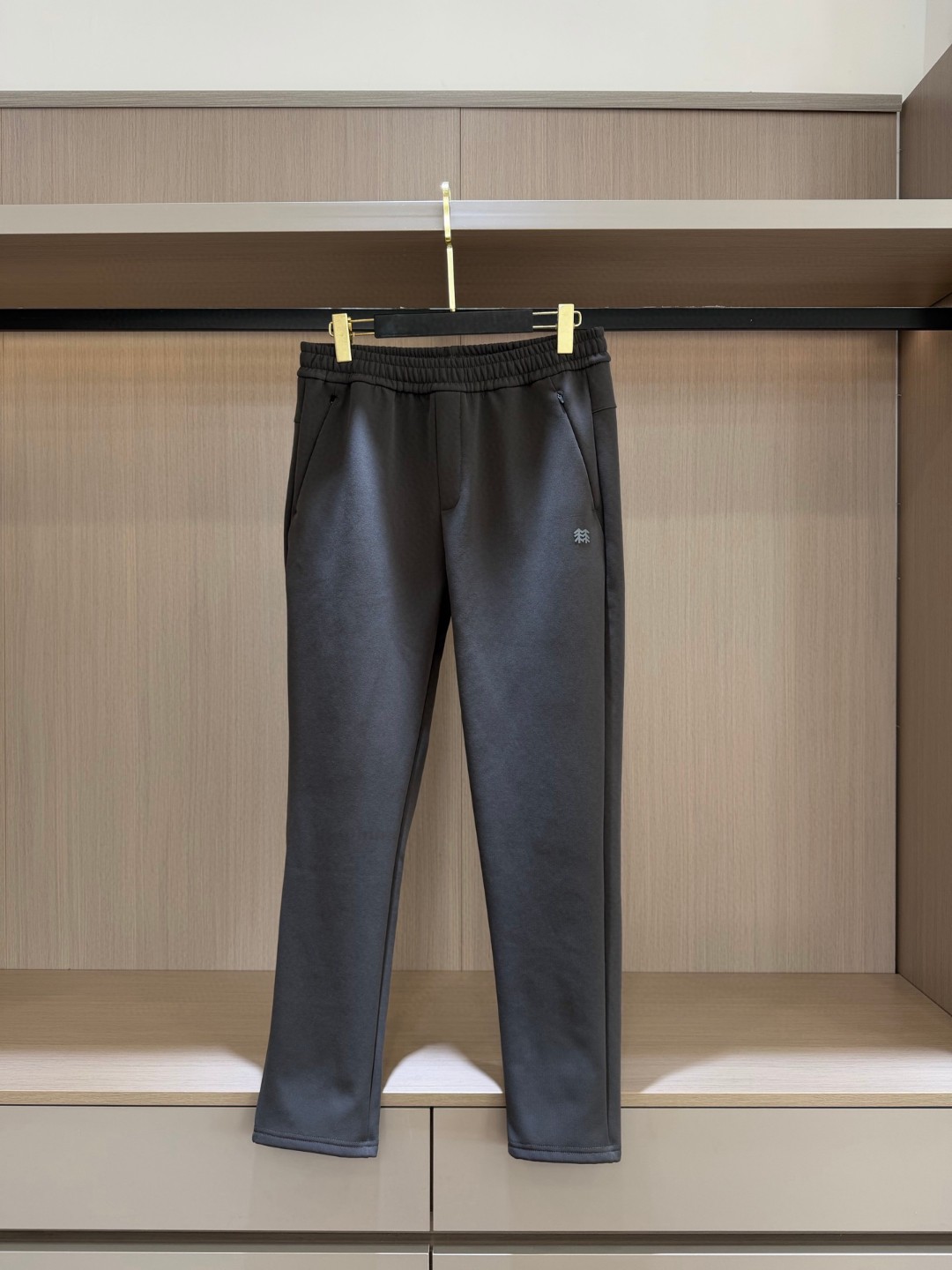 195💰（编号3）
KL两色加绒男裤
日常通勤全适配！属于那种穿过就会无限回购 秋冬两色换着穿，都不想换别的！

纯色简洁大方  流线收腿 显瘦但不会紧贴 不会像精神小伙那种 刚刚好的宽松度

G旗常年主打的经典款，一年四季都有这个版型，只是面料区分！！
直筒立体剪裁➕户外功能性梭织面料，强强联合，好穿又好看！
两侧隐形拉链口袋不会影响整体的流畅度，侧边标志性logo点缀，简洁中不失品味感

本布松紧腰，内里抽绳设计，舒适防勒，直口裤脚精致干练，户外属性不会太过，日常通勤穿搭也不失利落感
加绒梭织面料，拉伸延展性不错，穿着舒适不紧绷，多次穿洗不变形，灵活度很高！

松紧腰搭配内置抽绳设计 轻松包容胖瘦多种身材 
两侧拉链口袋 储物安全方便，非常实用

面料：锦纶85%+氨纶15%
哑光感布面细腻耐磨，质地偏硬挺，柔韧有筋骨挺括立体感强！上身版型立挺不塌！
内里速干加绒质地，方格型绒面，提供更多空气通道，干爽保暖，不闷热，不潮湿！

黑灰两个颜色，都是男士们日常最为实穿的基础色调，日常百搭的那种 
不管你是通勤穿还是平时休闲、健身等等 都能很好的搭配衣服

腰头内里净边走线，干净无杂线毛边
侧缝，口袋的拷边线全部加宽加密缝制，针脚扎实，拉扯也不易断线

推荐两条入，真的很好穿
不挑场合和年纪，户外休闲徒步商务都可以穿❗

颜色：灰色  黑色
尺码：M--XXL  最大建议穿到200斤左右！
松紧腰，面料有一定的拉伸力，卡码拍小能穿！肚子特别大的卡码可以考虑拍大