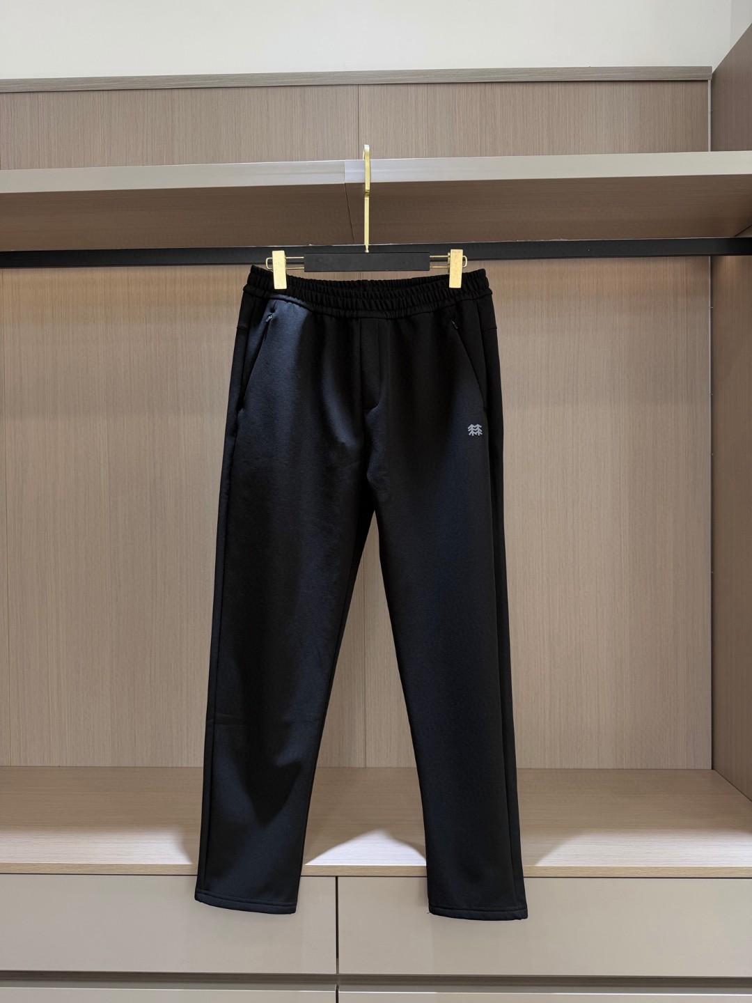 195💰（编号3）
KL两色加绒男裤
日常通勤全适配！属于那种穿过就会无限回购 秋冬两色换着穿，都不想换别的！

纯色简洁大方  流线收腿 显瘦但不会紧贴 不会像精神小伙那种 刚刚好的宽松度

G旗常年主打的经典款，一年四季都有这个版型，只是面料区分！！
直筒立体剪裁➕户外功能性梭织面料，强强联合，好穿又好看！
两侧隐形拉链口袋不会影响整体的流畅度，侧边标志性logo点缀，简洁中不失品味感

本布松紧腰，内里抽绳设计，舒适防勒，直口裤脚精致干练，户外属性不会太过，日常通勤穿搭也不失利落感
加绒梭织面料，拉伸延展性不错，穿着舒适不紧绷，多次穿洗不变形，灵活度很高！

松紧腰搭配内置抽绳设计 轻松包容胖瘦多种身材 
两侧拉链口袋 储物安全方便，非常实用

面料：锦纶85%+氨纶15%
哑光感布面细腻耐磨，质地偏硬挺，柔韧有筋骨挺括立体感强！上身版型立挺不塌！
内里速干加绒质地，方格型绒面，提供更多空气通道，干爽保暖，不闷热，不潮湿！

黑灰两个颜色，都是男士们日常最为实穿的基础色调，日常百搭的那种 
不管你是通勤穿还是平时休闲、健身等等 都能很好的搭配衣服

腰头内里净边走线，干净无杂线毛边
侧缝，口袋的拷边线全部加宽加密缝制，针脚扎实，拉扯也不易断线

推荐两条入，真的很好穿
不挑场合和年纪，户外休闲徒步商务都可以穿❗

颜色：灰色  黑色
尺码：M--XXL  最大建议穿到200斤左右！
松紧腰，面料有一定的拉伸力，卡码拍小能穿！肚子特别大的卡码可以考虑拍大