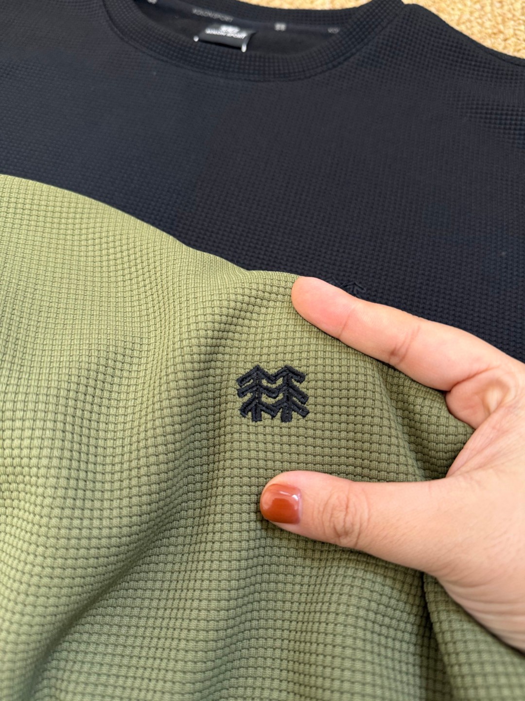 160💰（编号3）
🉑隆户外休闲衣男女同款华夫格运动打底衫
一件就把 保暖、轻便、贴肤 焊在了一起 内里磨毛薄绒 上身亲肤云朵般的暖和舒适☁️
非常的轻盈！
 暖得够实在 还不闷汗 蓬松度也在线 冷风根本钻不进 春秋单穿5℃-10℃轻寒环境 冬季叠穿零下都美滋滋 承包你的所有温暖～
