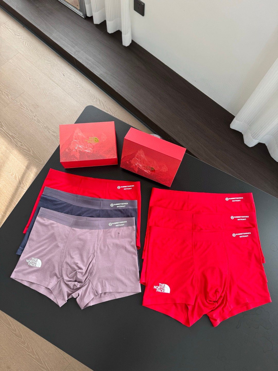 135💰（编号3）
TNF北面男士平角内裤新年礼盒装❤️
山海为念，红运随行～以专业户外科技为内核，糅合中式红运美学，为日常穿着赋予硬核舒适与新春意趣！莫代尔混纺面料轻柔丝滑的扒在身上，穿一天下来有种悄无声息正在真空上阵的感觉，穿了就上瘾！里三层外三层套大棉裤都没负担！枪弹稳固不乱晃，它懂你的贴身需求！

红色+蓝色+灰紫/红色+红色+红色，一组三条装，不止是过年那段时间能穿，马年开运从它开始！

主料：91%莫代尔9%氨纶；里料：94%再生纤维素纤维4.6%氨纶1.4%聚酯纤维！80支莫代尔+进口氨纶面料，完全没有摩擦！就是双皮奶那种duangduang的感觉，穿过你就会爱上！你就品吧！

柔软细腻的混纺面料具有优越的吸湿性能，并且吸湿性是纯棉的将近50倍！强度也要比棉质内裤要好！触感爽滑，润润的弹感，垂坠不沾身，不起球不变形不掉色，贴身舒适不受身材体型的限制，即使反复拉扯 也能百分百恢复原型

双层里裆面料给兄弟更多呵护！柔软细腻且透气，密密麻麻的都是透气孔！一点不会闷热，穿一整天也不容易产生异味！

平角短裤设计长度刚刚好，上身的贴合度更高，裆部裁剪符合男性的生理结构，立体U型囊袋形成独立一室一厅空间，不会卡裆！温柔兜底，运动也不会过重的晃荡！

高腰松紧超薄腰头，全方面减负，舒适贴合，大腿位置为减轻摩擦采用压胶工艺，细节处采用弹力线立体支撑，没有丝毫的色差！侧边印花压的很牢固，后腰水洗标都是无痕的

🔺Size：L、XL、2XL、3XL
红色+蓝色+灰紫/红色+红色+红色
一组三条装❗️

L码建议体重120斤
XL码建议体重120-140斤
2XL码建议体重140-160斤
3XL码建议体重160-180斤