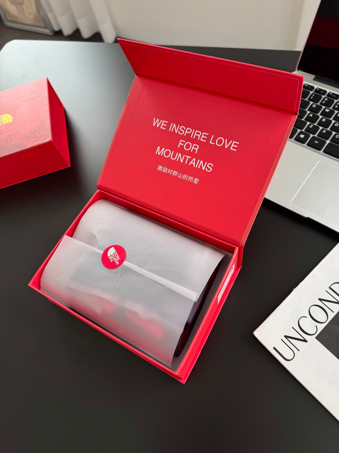 135💰（编号3）
TNF北面男士平角内裤新年礼盒装❤️
山海为念，红运随行～以专业户外科技为内核，糅合中式红运美学，为日常穿着赋予硬核舒适与新春意趣！莫代尔混纺面料轻柔丝滑的扒在身上，穿一天下来有种悄无声息正在真空上阵的感觉，穿了就上瘾！里三层外三层套大棉裤都没负担！枪弹稳固不乱晃，它懂你的贴身需求！

红色+蓝色+灰紫/红色+红色+红色，一组三条装，不止是过年那段时间能穿，马年开运从它开始！

主料：91%莫代尔9%氨纶；里料：94%再生纤维素纤维4.6%氨纶1.4%聚酯纤维！80支莫代尔+进口氨纶面料，完全没有摩擦！就是双皮奶那种duangduang的感觉，穿过你就会爱上！你就品吧！

柔软细腻的混纺面料具有优越的吸湿性能，并且吸湿性是纯棉的将近50倍！强度也要比棉质内裤要好！触感爽滑，润润的弹感，垂坠不沾身，不起球不变形不掉色，贴身舒适不受身材体型的限制，即使反复拉扯 也能百分百恢复原型

双层里裆面料给兄弟更多呵护！柔软细腻且透气，密密麻麻的都是透气孔！一点不会闷热，穿一整天也不容易产生异味！

平角短裤设计长度刚刚好，上身的贴合度更高，裆部裁剪符合男性的生理结构，立体U型囊袋形成独立一室一厅空间，不会卡裆！温柔兜底，运动也不会过重的晃荡！

高腰松紧超薄腰头，全方面减负，舒适贴合，大腿位置为减轻摩擦采用压胶工艺，细节处采用弹力线立体支撑，没有丝毫的色差！侧边印花压的很牢固，后腰水洗标都是无痕的

🔺Size：L、XL、2XL、3XL
红色+蓝色+灰紫/红色+红色+红色
一组三条装❗️

L码建议体重120斤
XL码建议体重120-140斤
2XL码建议体重140-160斤
3XL码建议体重160-180斤