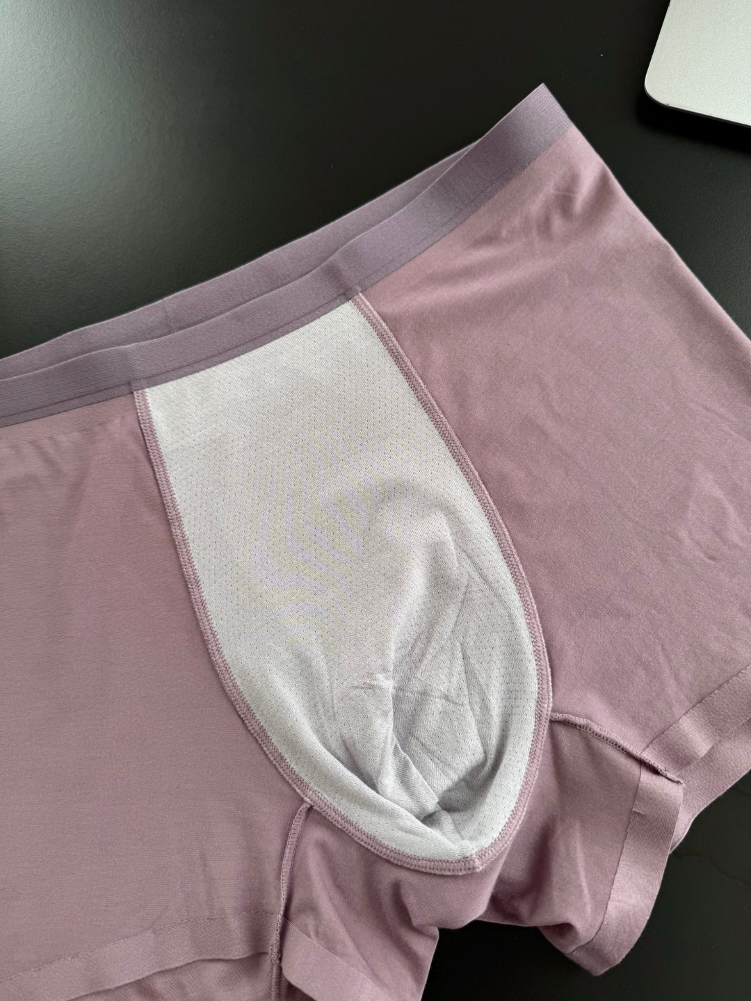 135💰（编号3）
TNF北面男士平角内裤新年礼盒装❤️
山海为念，红运随行～以专业户外科技为内核，糅合中式红运美学，为日常穿着赋予硬核舒适与新春意趣！莫代尔混纺面料轻柔丝滑的扒在身上，穿一天下来有种悄无声息正在真空上阵的感觉，穿了就上瘾！里三层外三层套大棉裤都没负担！枪弹稳固不乱晃，它懂你的贴身需求！

红色+蓝色+灰紫/红色+红色+红色，一组三条装，不止是过年那段时间能穿，马年开运从它开始！

主料：91%莫代尔9%氨纶；里料：94%再生纤维素纤维4.6%氨纶1.4%聚酯纤维！80支莫代尔+进口氨纶面料，完全没有摩擦！就是双皮奶那种duangduang的感觉，穿过你就会爱上！你就品吧！

柔软细腻的混纺面料具有优越的吸湿性能，并且吸湿性是纯棉的将近50倍！强度也要比棉质内裤要好！触感爽滑，润润的弹感，垂坠不沾身，不起球不变形不掉色，贴身舒适不受身材体型的限制，即使反复拉扯 也能百分百恢复原型

双层里裆面料给兄弟更多呵护！柔软细腻且透气，密密麻麻的都是透气孔！一点不会闷热，穿一整天也不容易产生异味！

平角短裤设计长度刚刚好，上身的贴合度更高，裆部裁剪符合男性的生理结构，立体U型囊袋形成独立一室一厅空间，不会卡裆！温柔兜底，运动也不会过重的晃荡！

高腰松紧超薄腰头，全方面减负，舒适贴合，大腿位置为减轻摩擦采用压胶工艺，细节处采用弹力线立体支撑，没有丝毫的色差！侧边印花压的很牢固，后腰水洗标都是无痕的

🔺Size：L、XL、2XL、3XL
红色+蓝色+灰紫/红色+红色+红色
一组三条装❗️

L码建议体重120斤
XL码建议体重120-140斤
2XL码建议体重140-160斤
3XL码建议体重160-180斤